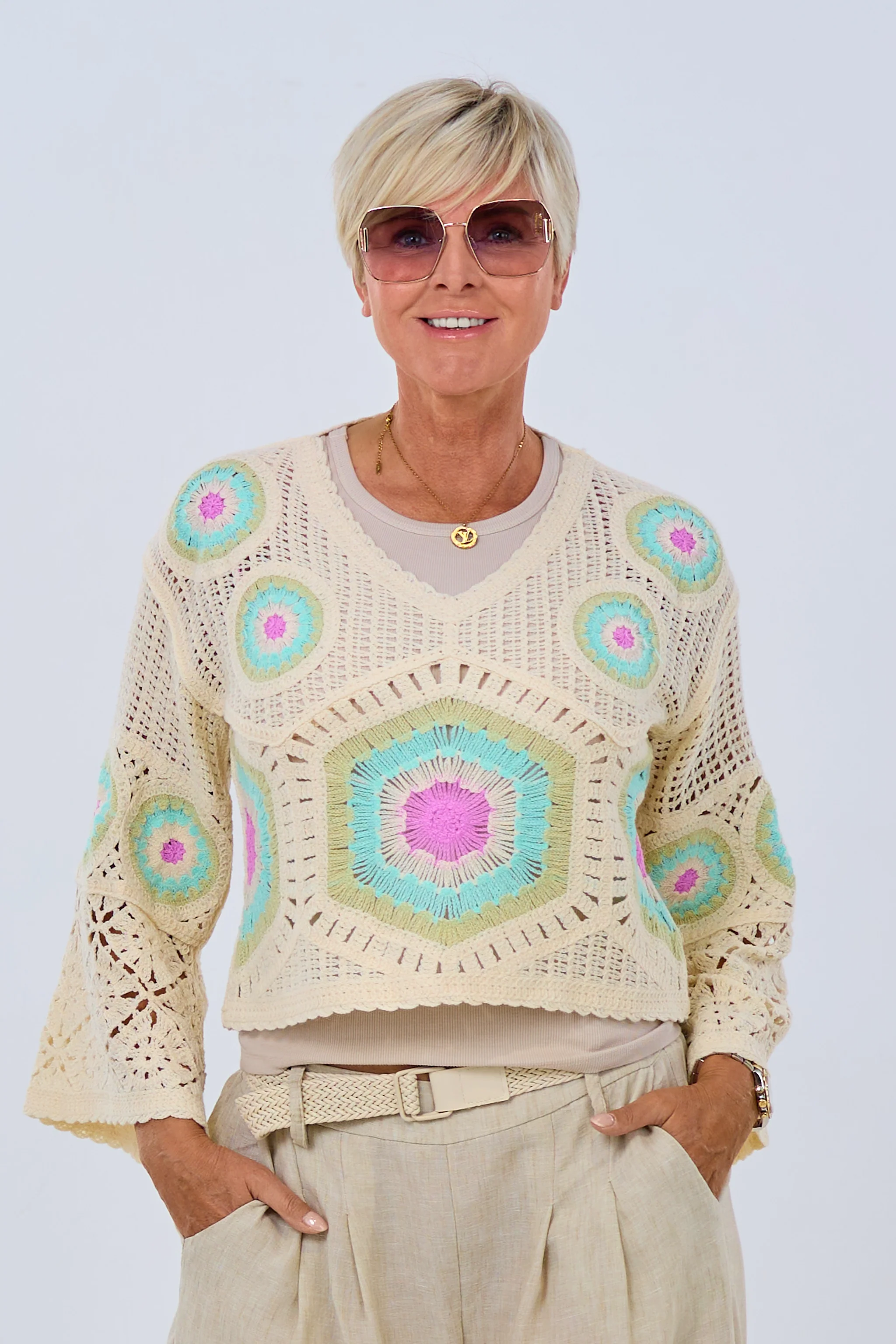 Pulli in Häkeloptik mit Mandala-Muster, creme-mint-lila