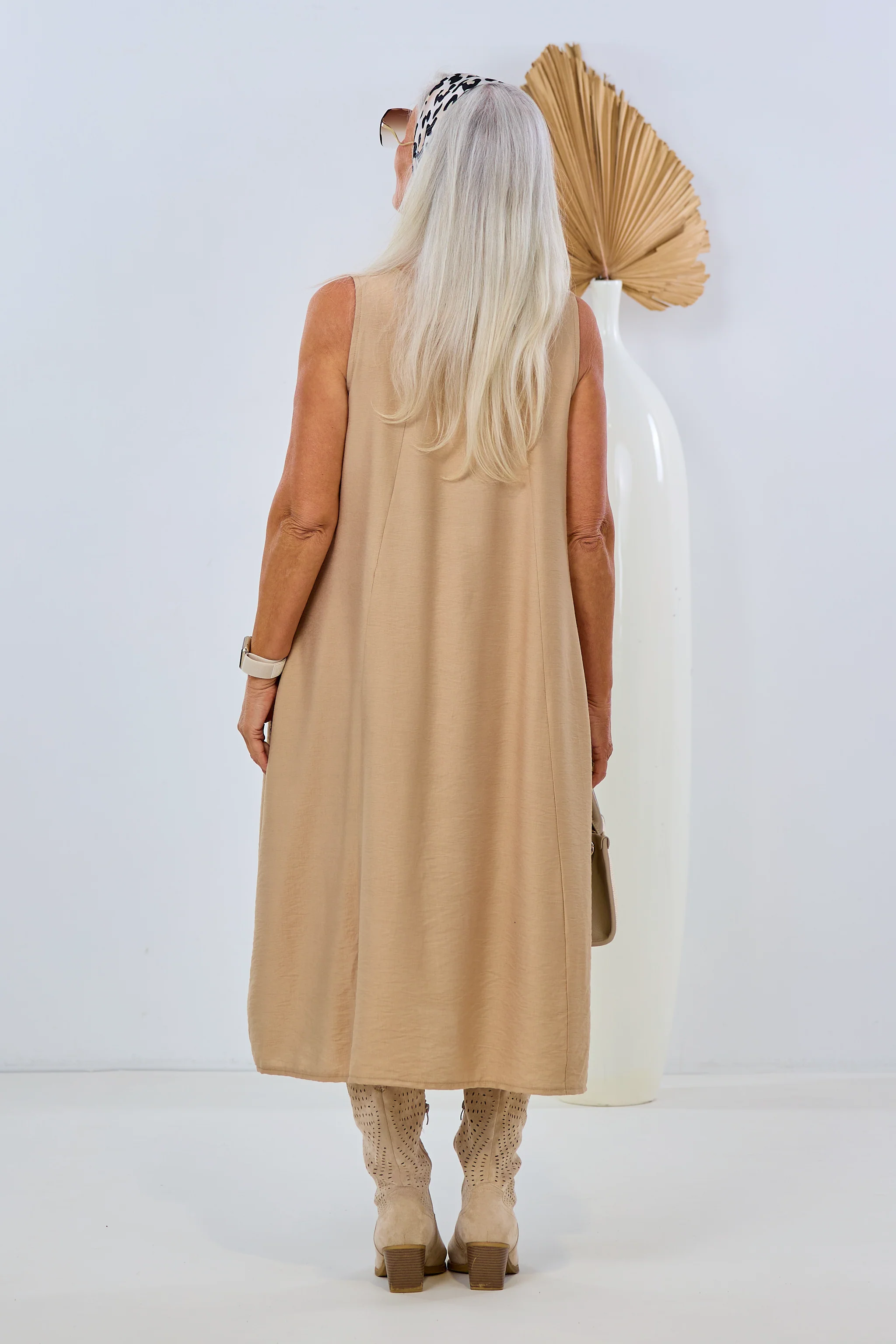 luftiges Kleid mit Kette, light camel