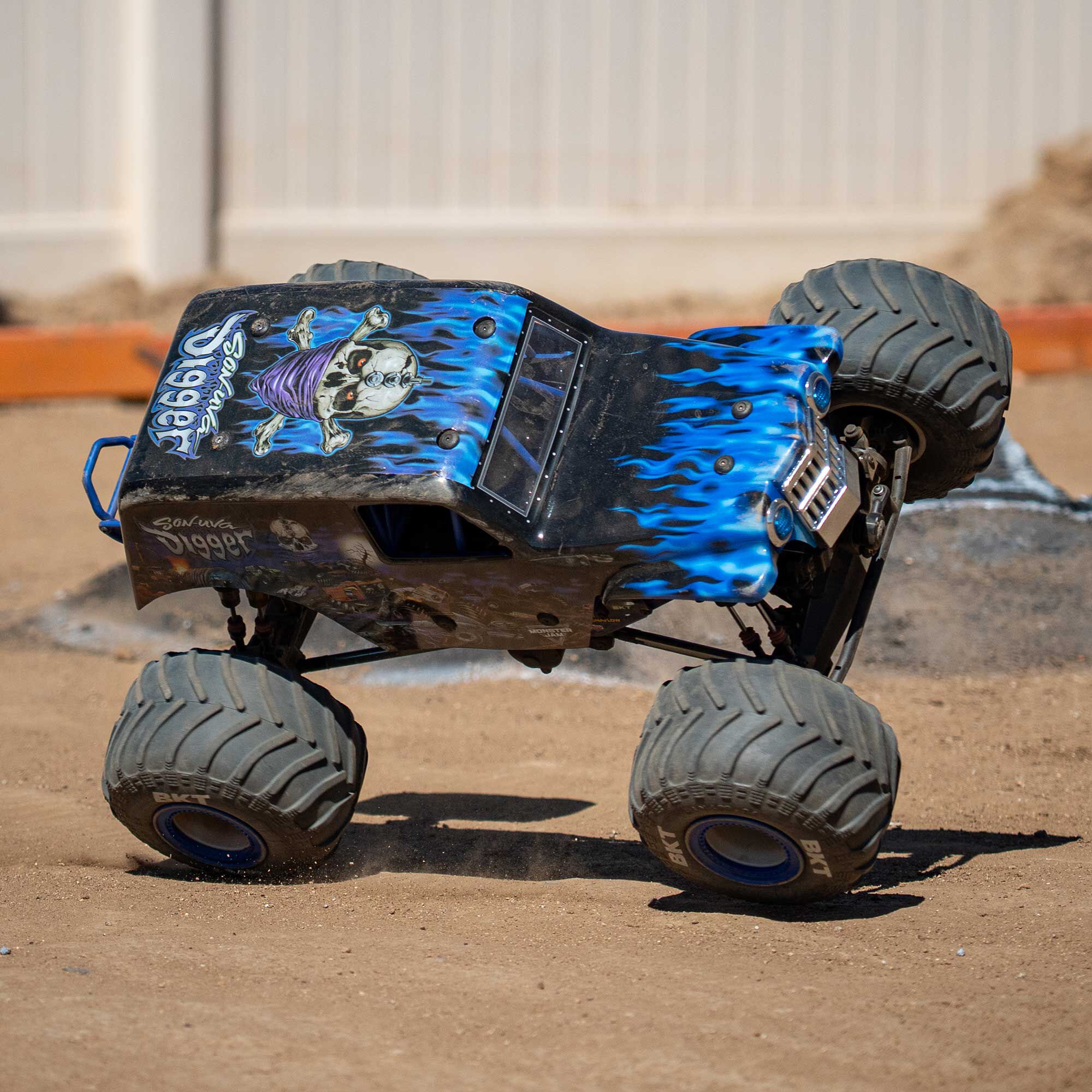 Losi 1/8 LMT 2.0 Son-Uva Digger 4X4 Solid Axle Brushless Monster Truck RTR