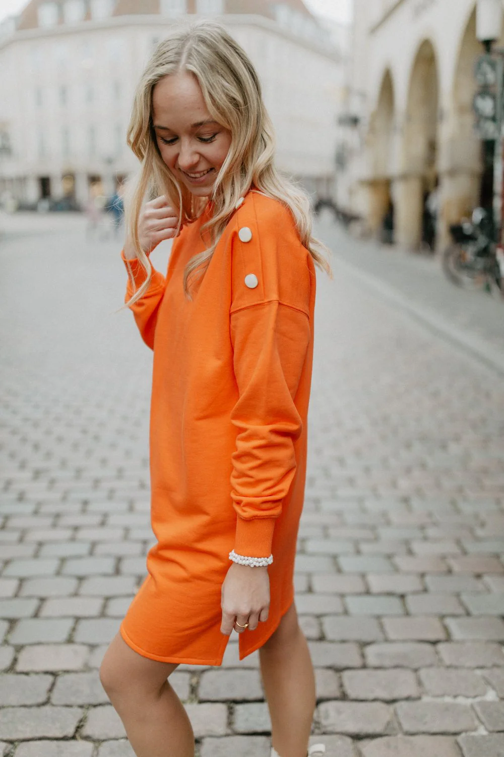 leevje by AM Sweatkleid 'Cozy' orange mit Zierknöpfen