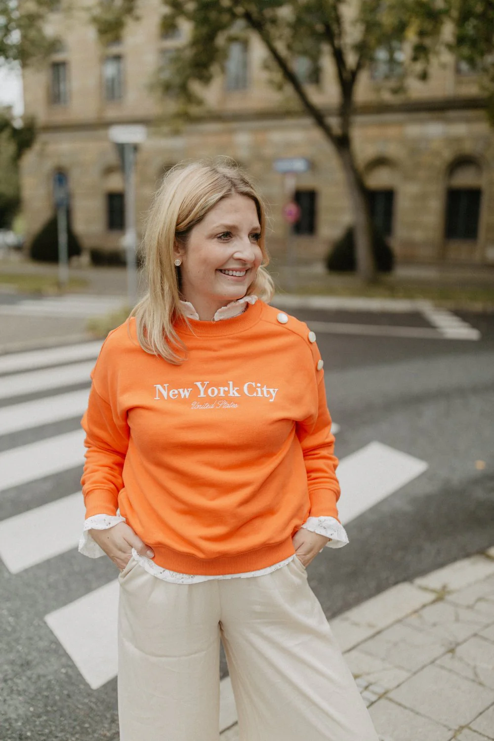 leevje by AM Sweater 'New York' orange mit Zierknöpfen