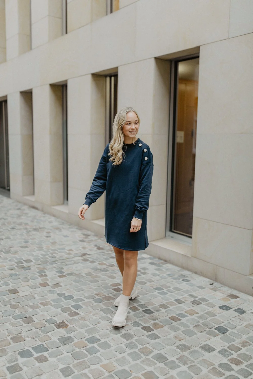 leevje by AM Sweatkleid 'Cozy' Navy mit Zierknöpfen