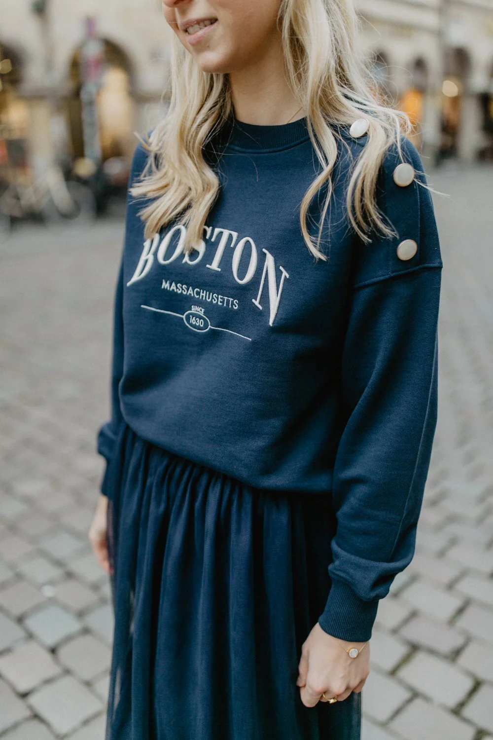 leevje by AM Sweater 'Boston' mit Zierknöpfen