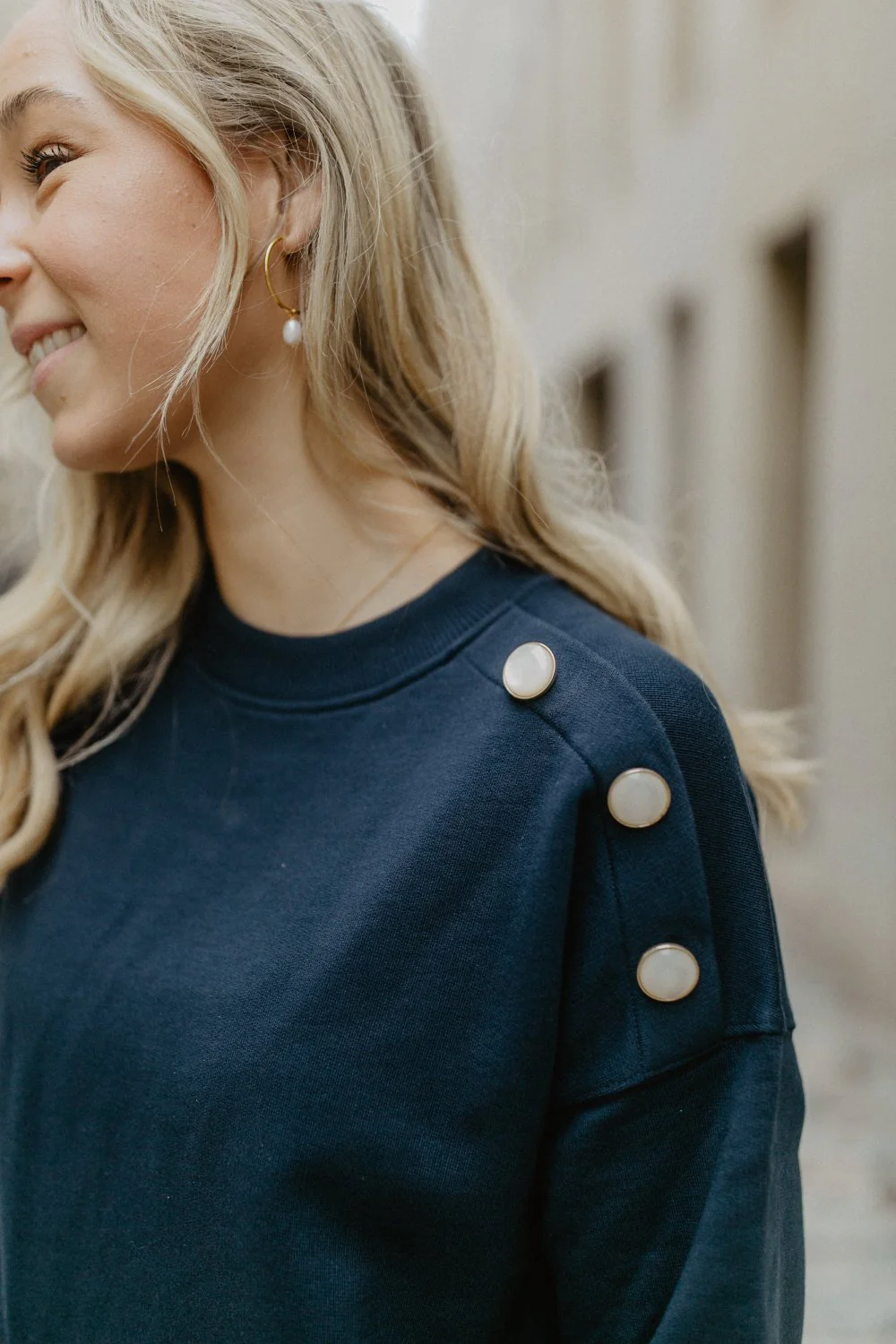 leevje by AM Sweatkleid 'Cozy' Navy mit Zierknöpfen