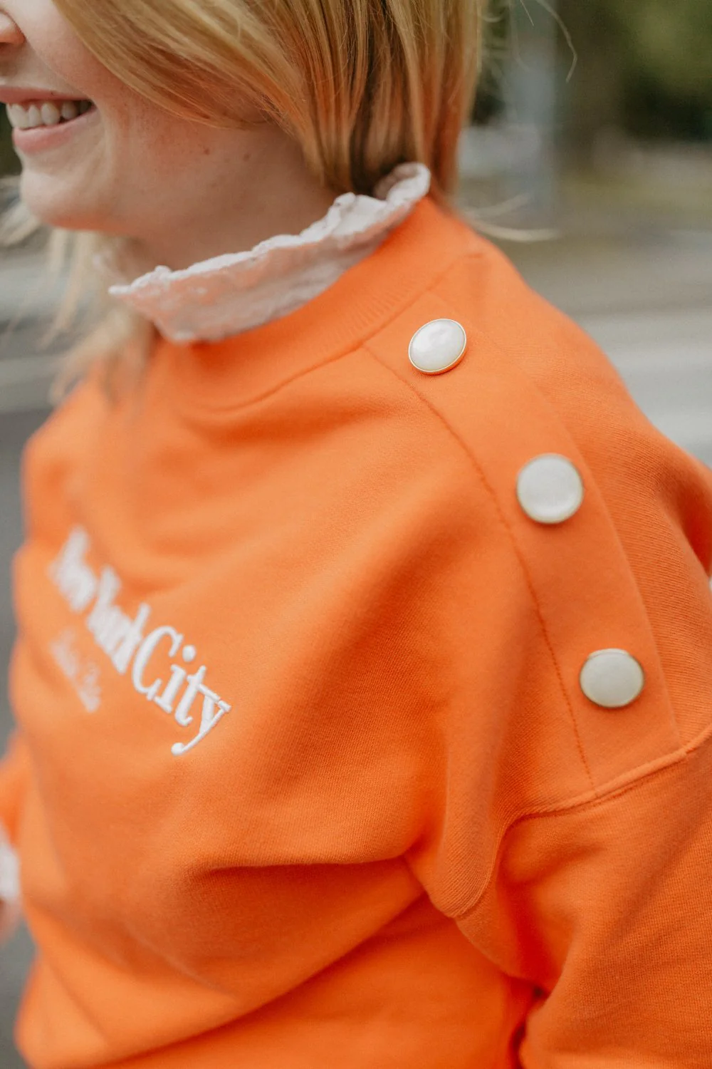 leevje by AM Sweater 'New York' orange mit Zierknöpfen