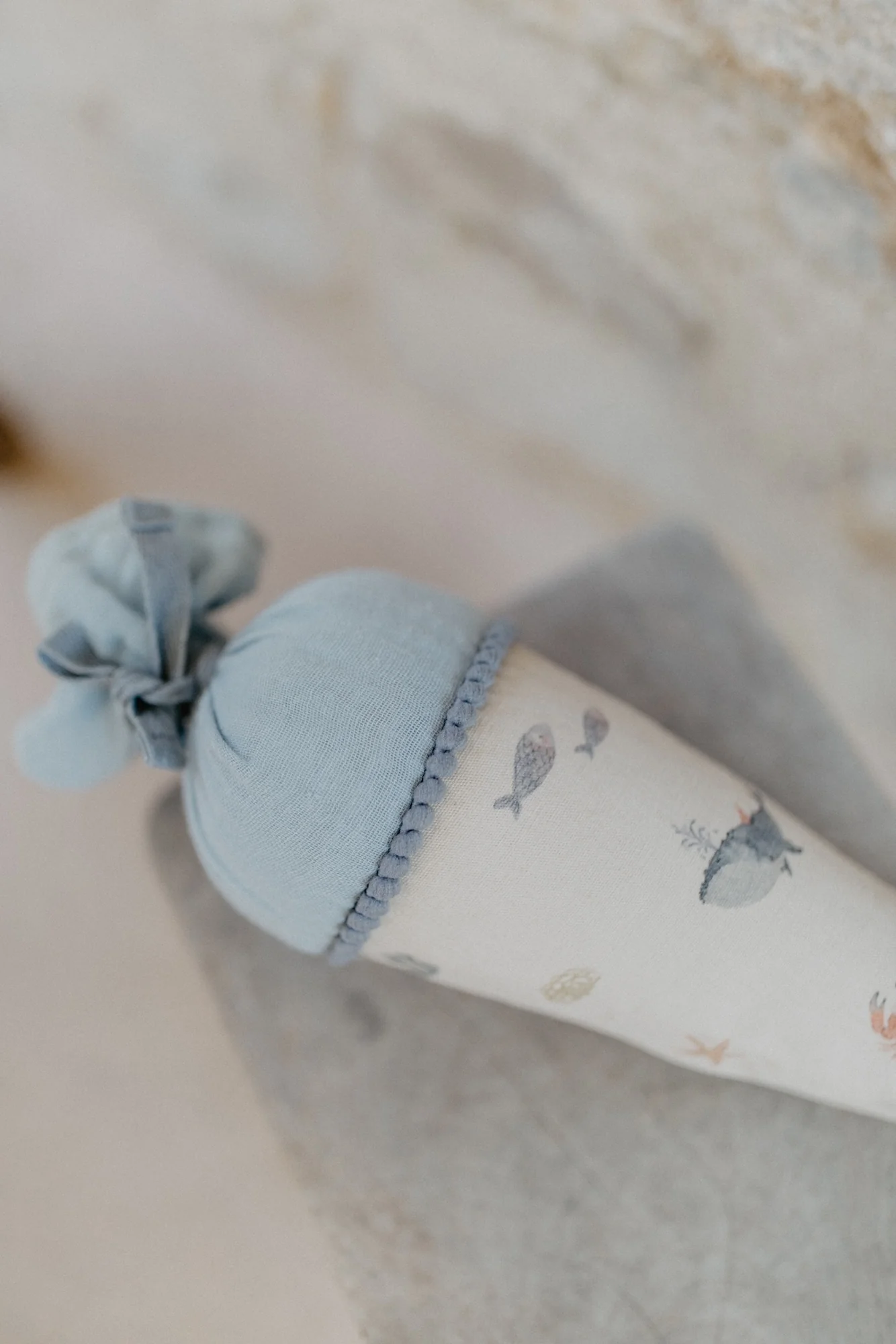 Schultüte klein 'whale' mit Pappkegel und Füllkissen