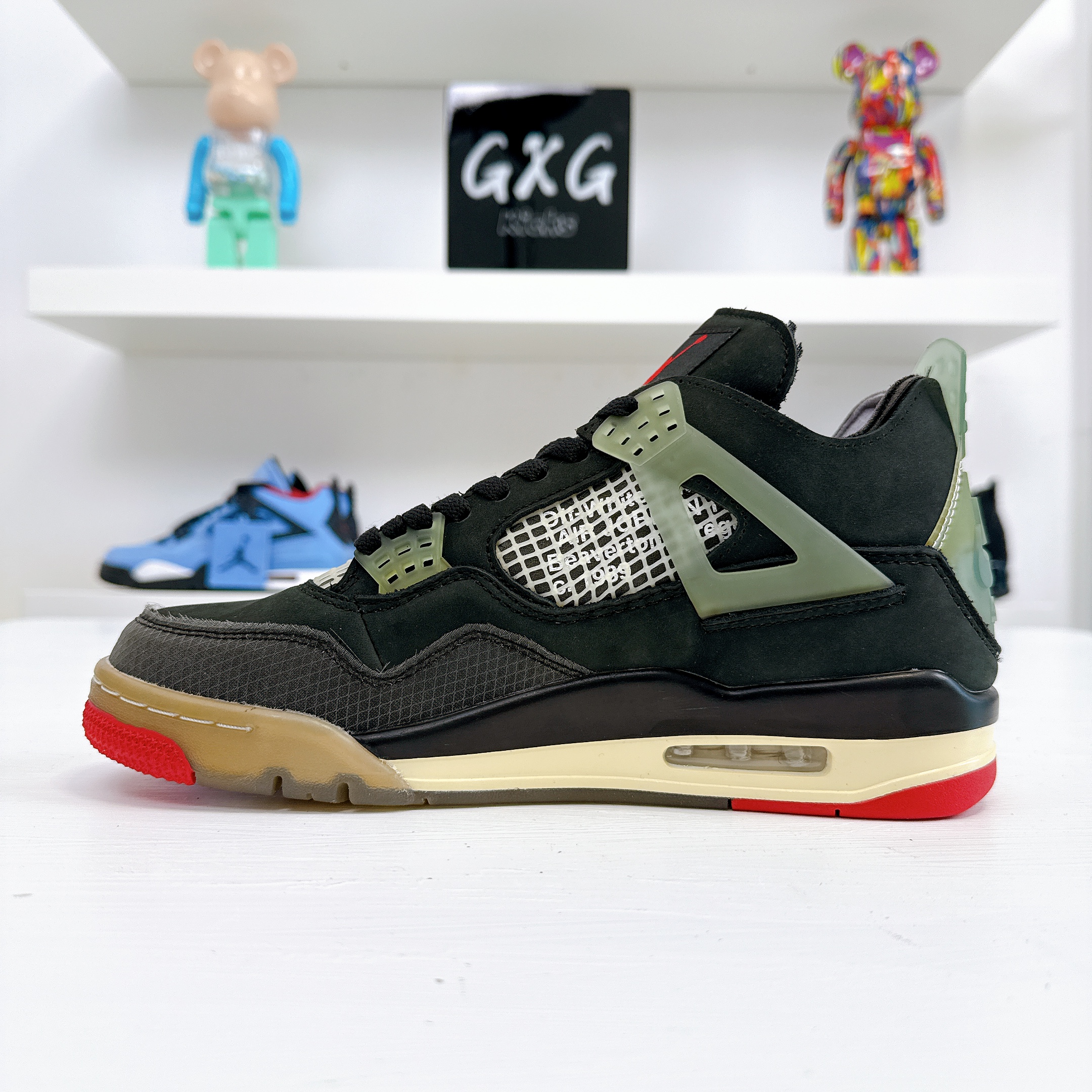 Off-White x Nike Air Jordan 4 BredCV9388-001