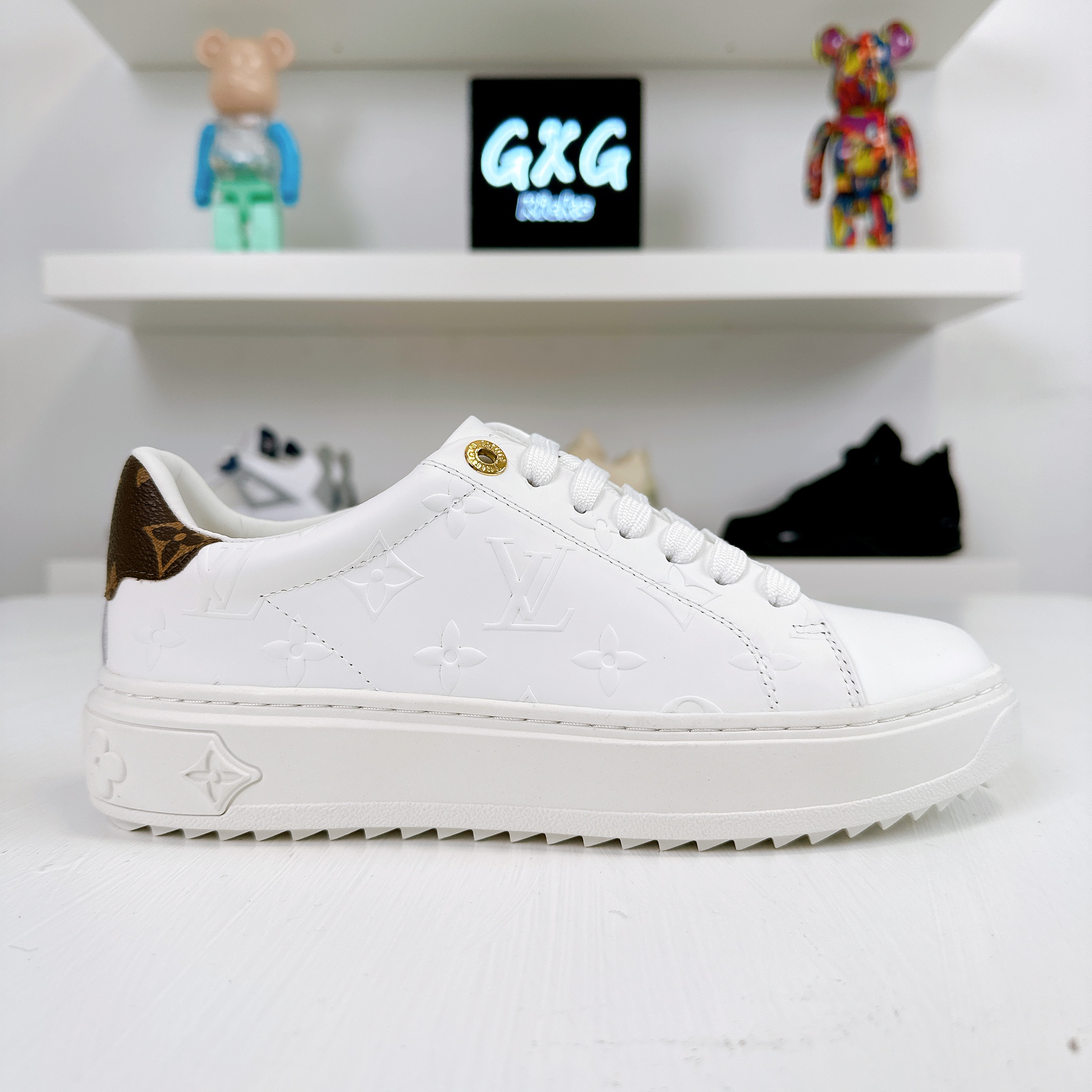 (WMNS) LOUIS VUITTON Time Out Sneakers 'White with White Monogram' 1A9HBT