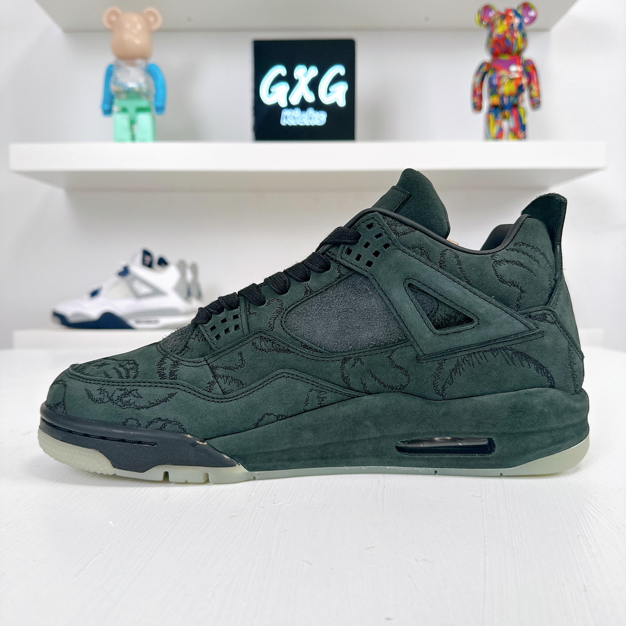 Air Jordan 4 Retro x KAWS 'Black' 930155-001