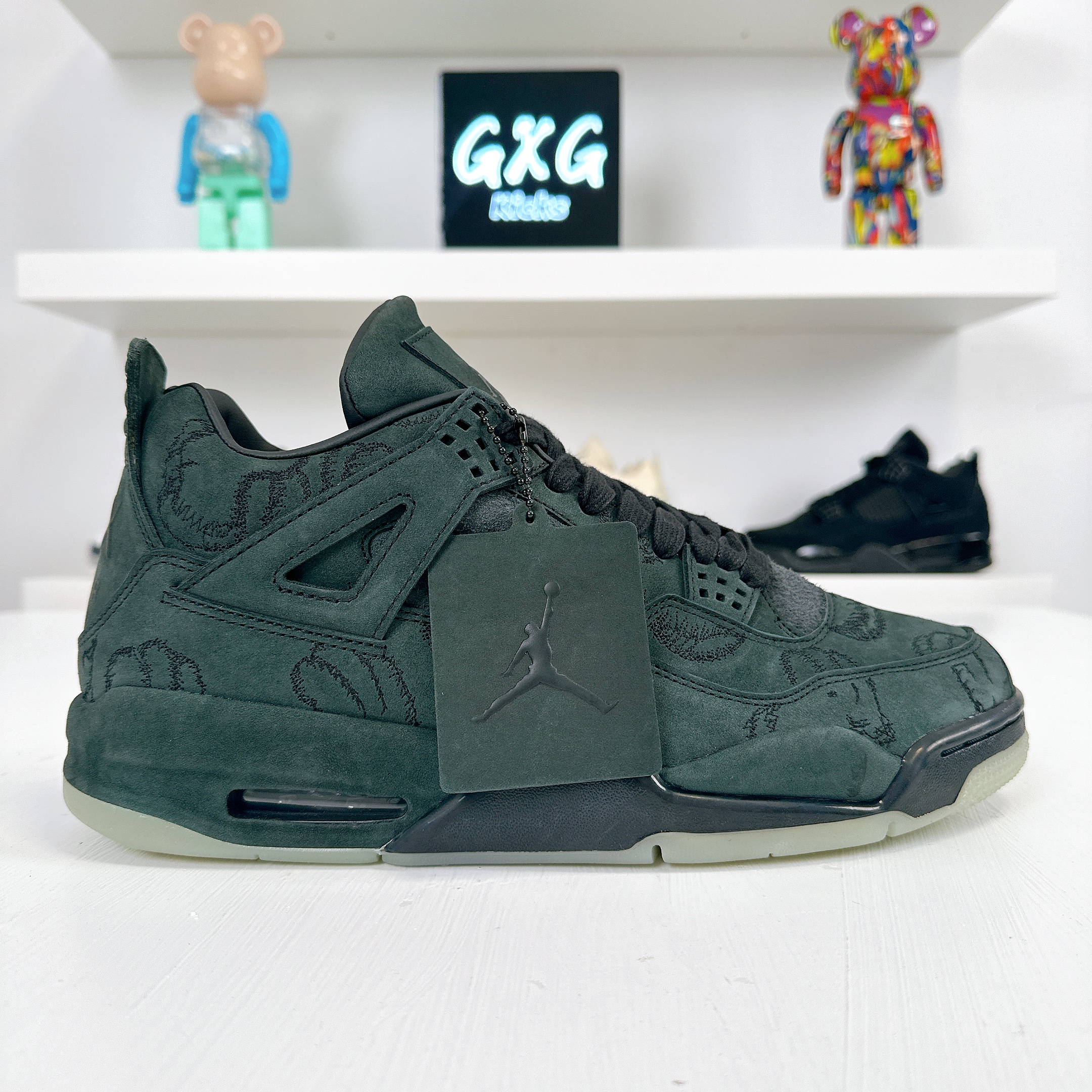 Air Jordan 4 Retro x KAWS 'Black' 930155-001