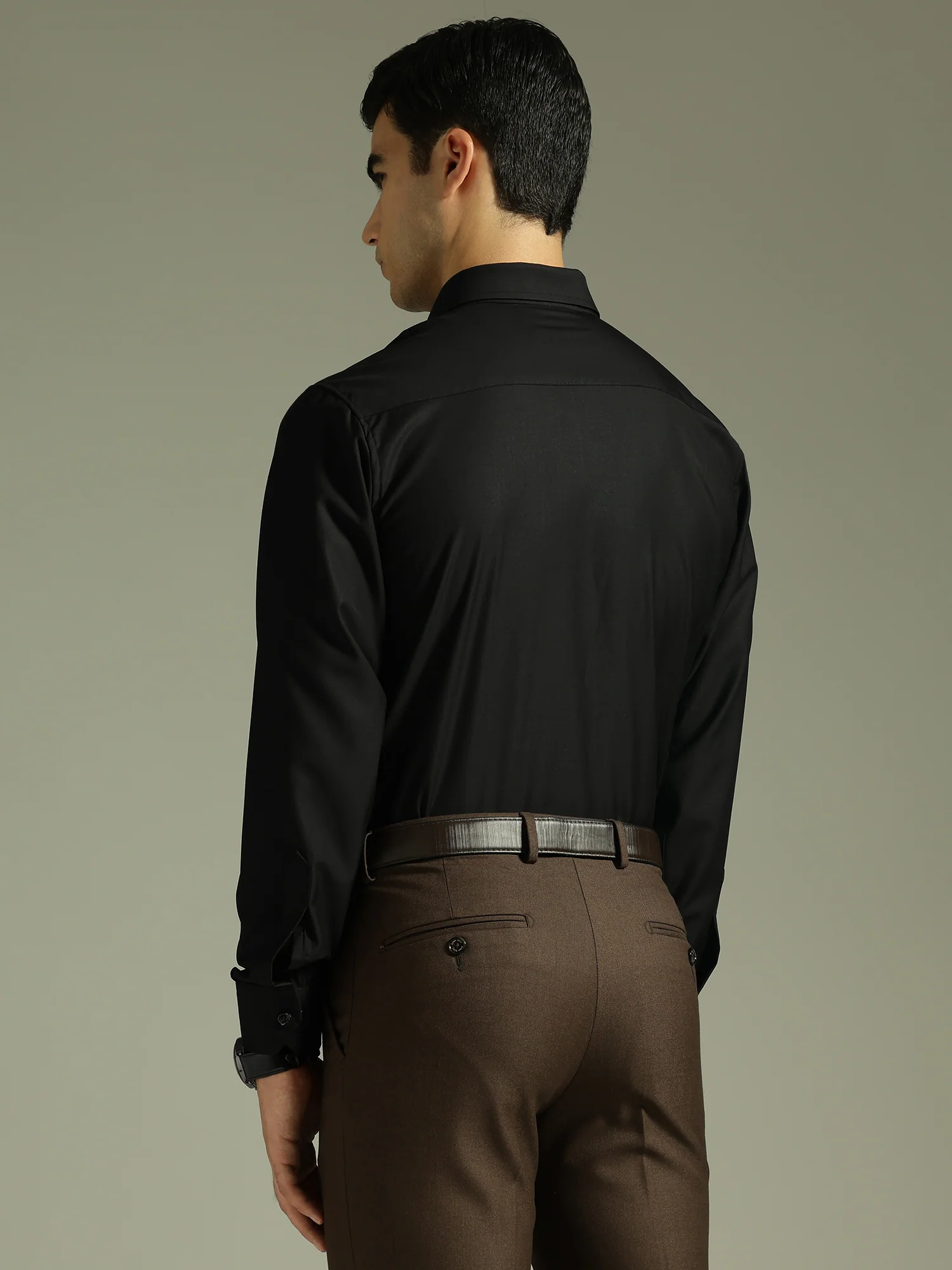 Black: Spread Collar Formal Shirt