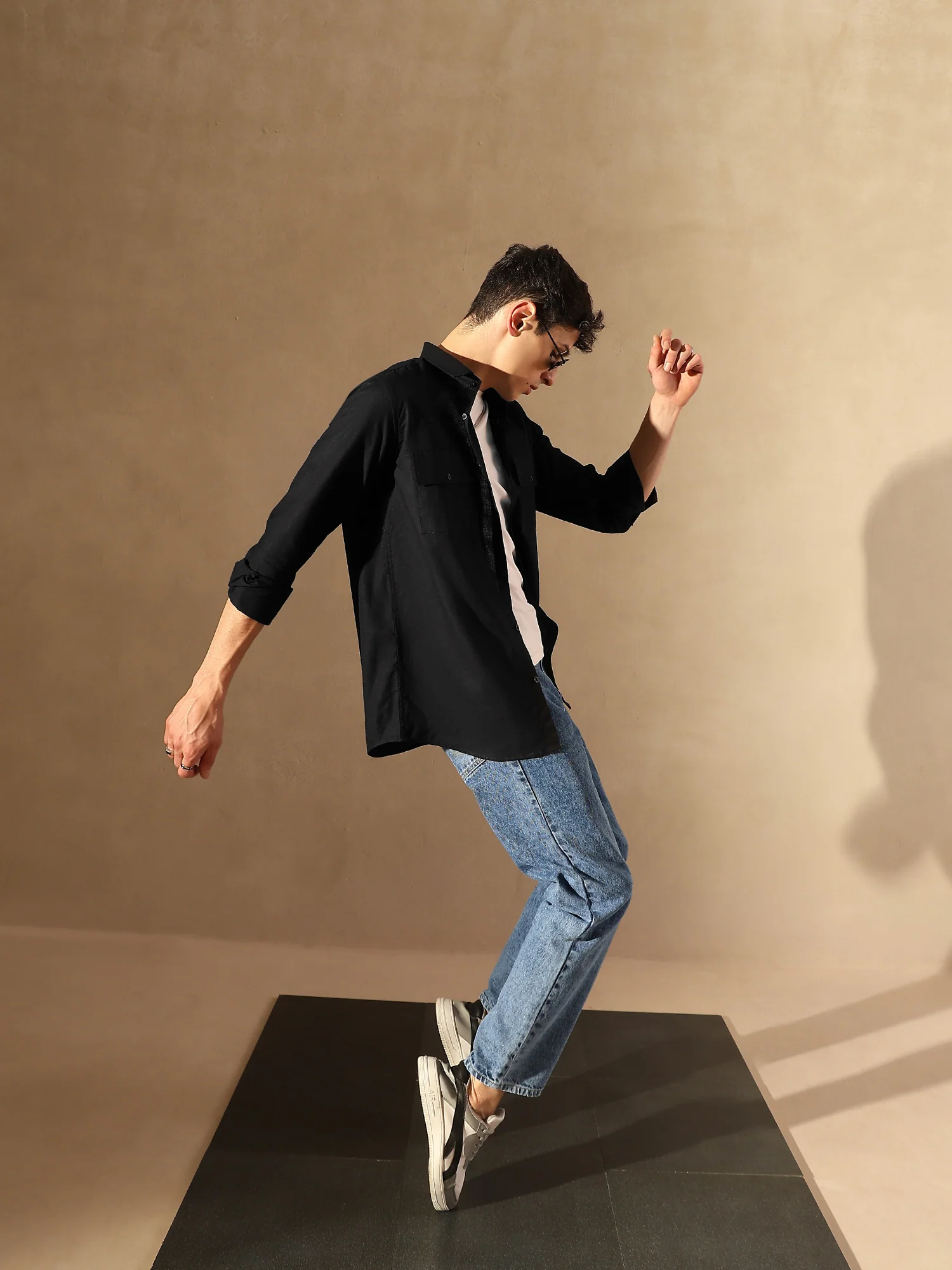 Black: Double Pocket Cotton Linen Shirt