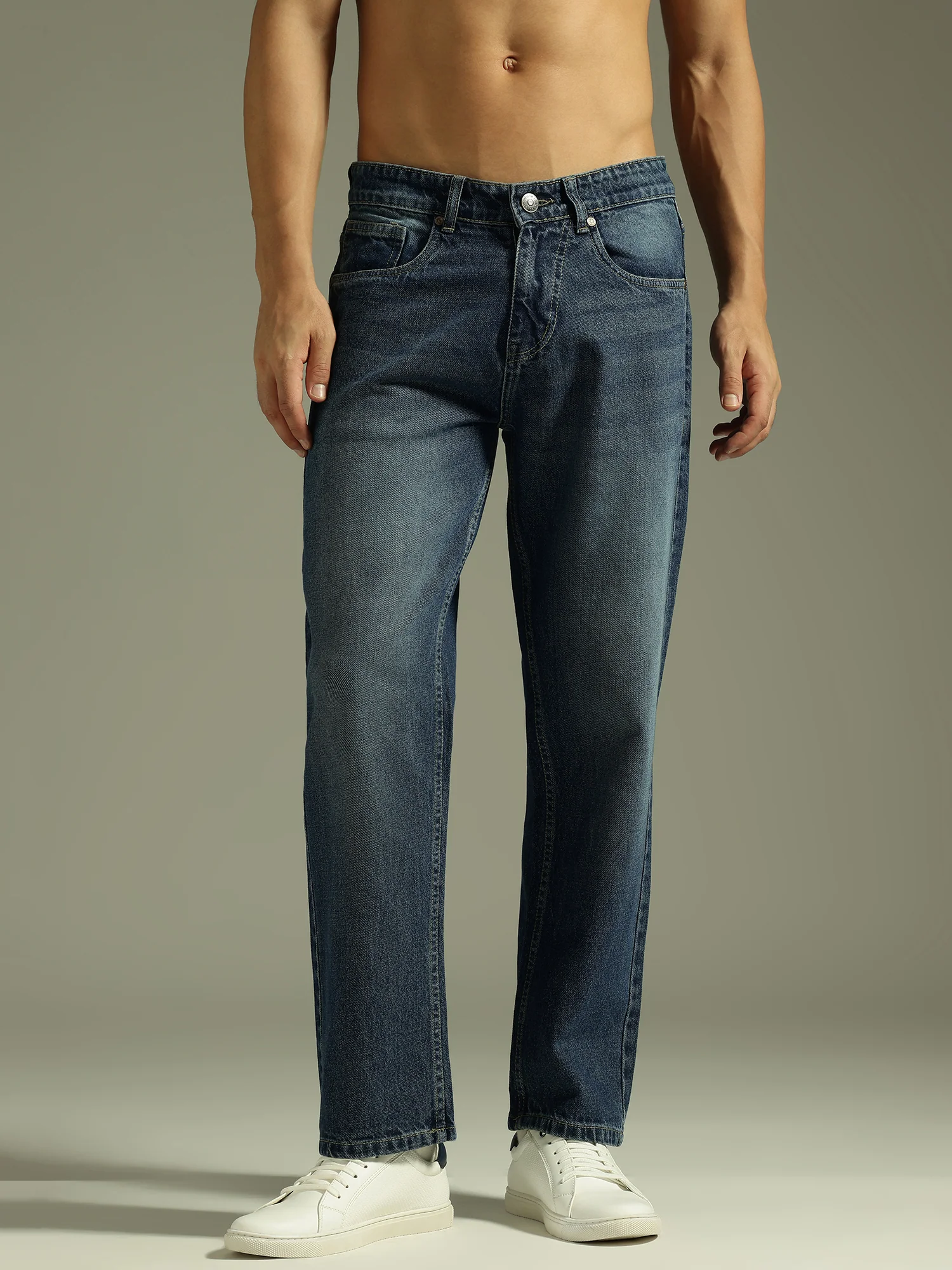 Blue: Baggy Fit Light Faded jeans