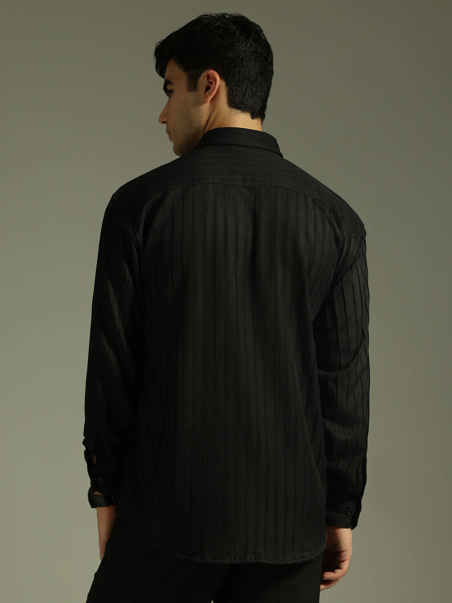 Black: Stretchable Pleated Drop Shoulder Casual Shirt