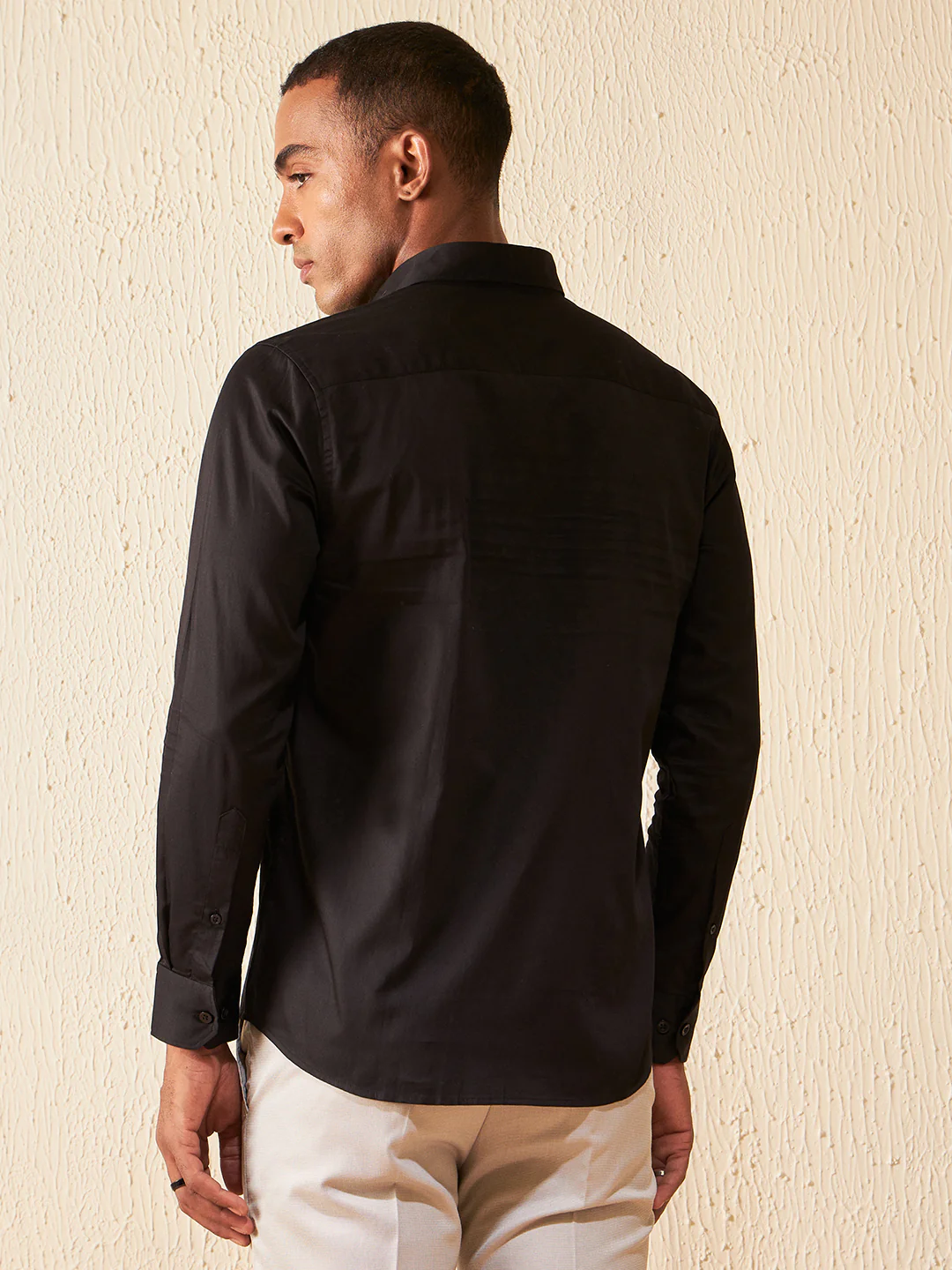Black: Full Sleeves Colourblocked Slim Fit Shirt