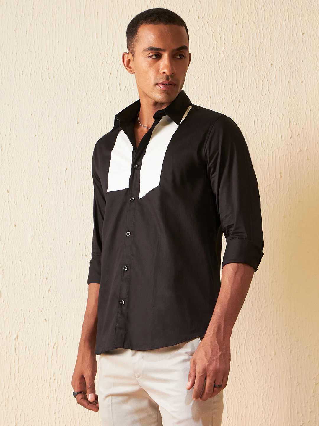 Black: Full Sleeves Colourblocked Slim Fit Shirt