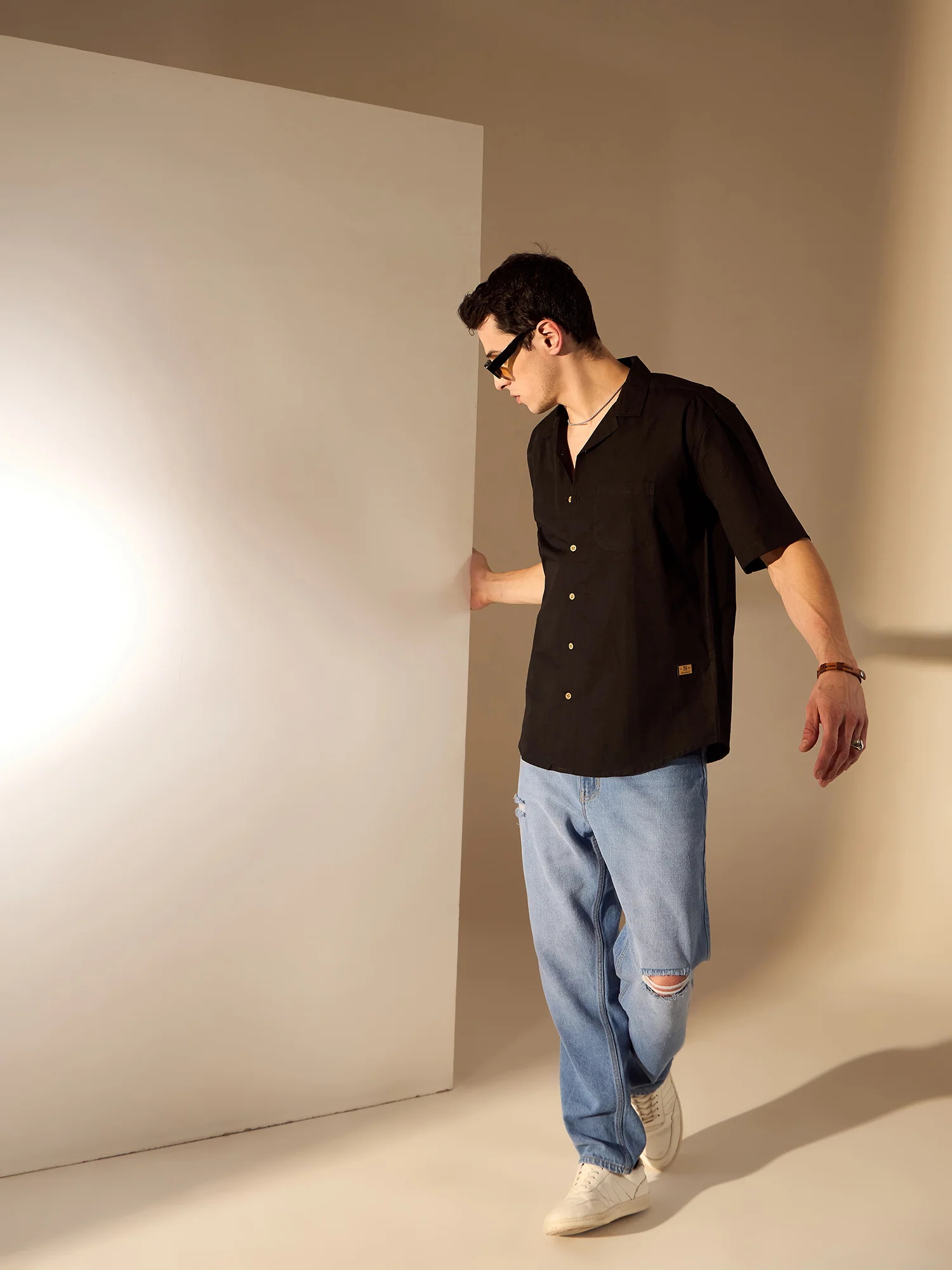 Black: Half Sleeves Sustainable Hemp Oversize Shirt