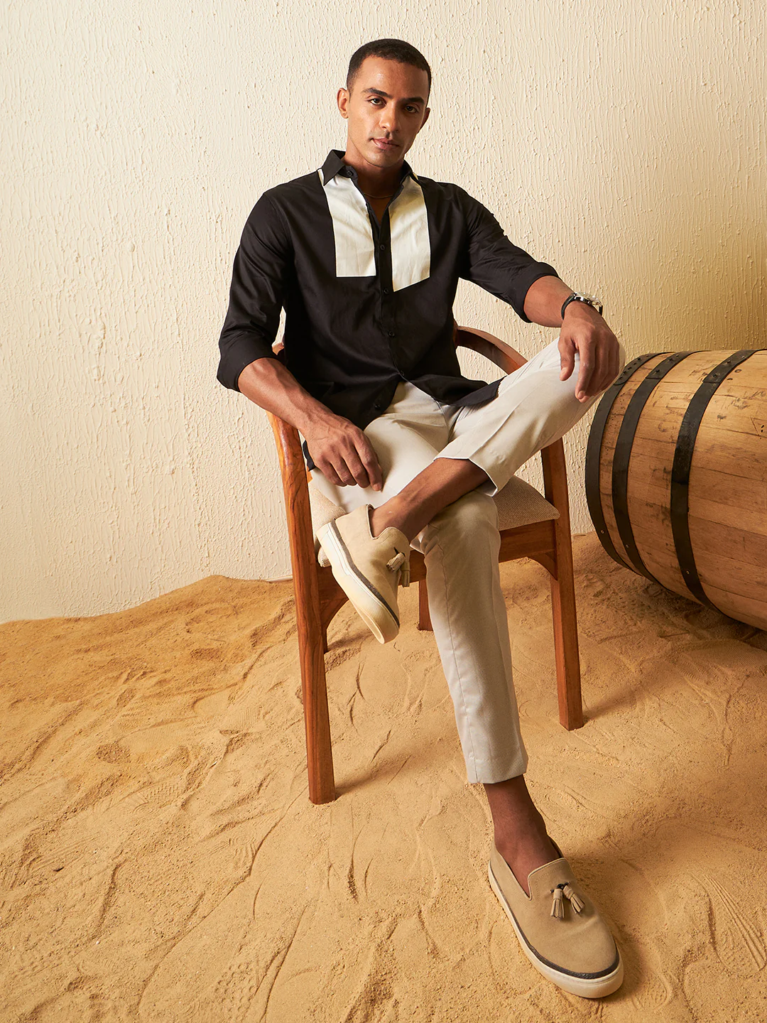 Black: Full Sleeves Colourblocked Slim Fit Shirt
