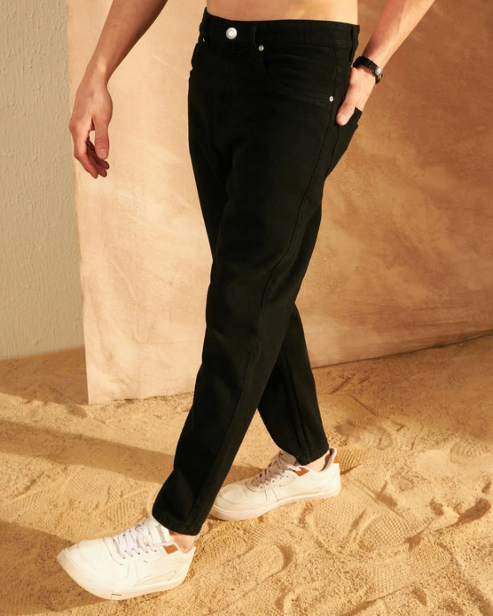 Black: Mom Fit Jeans