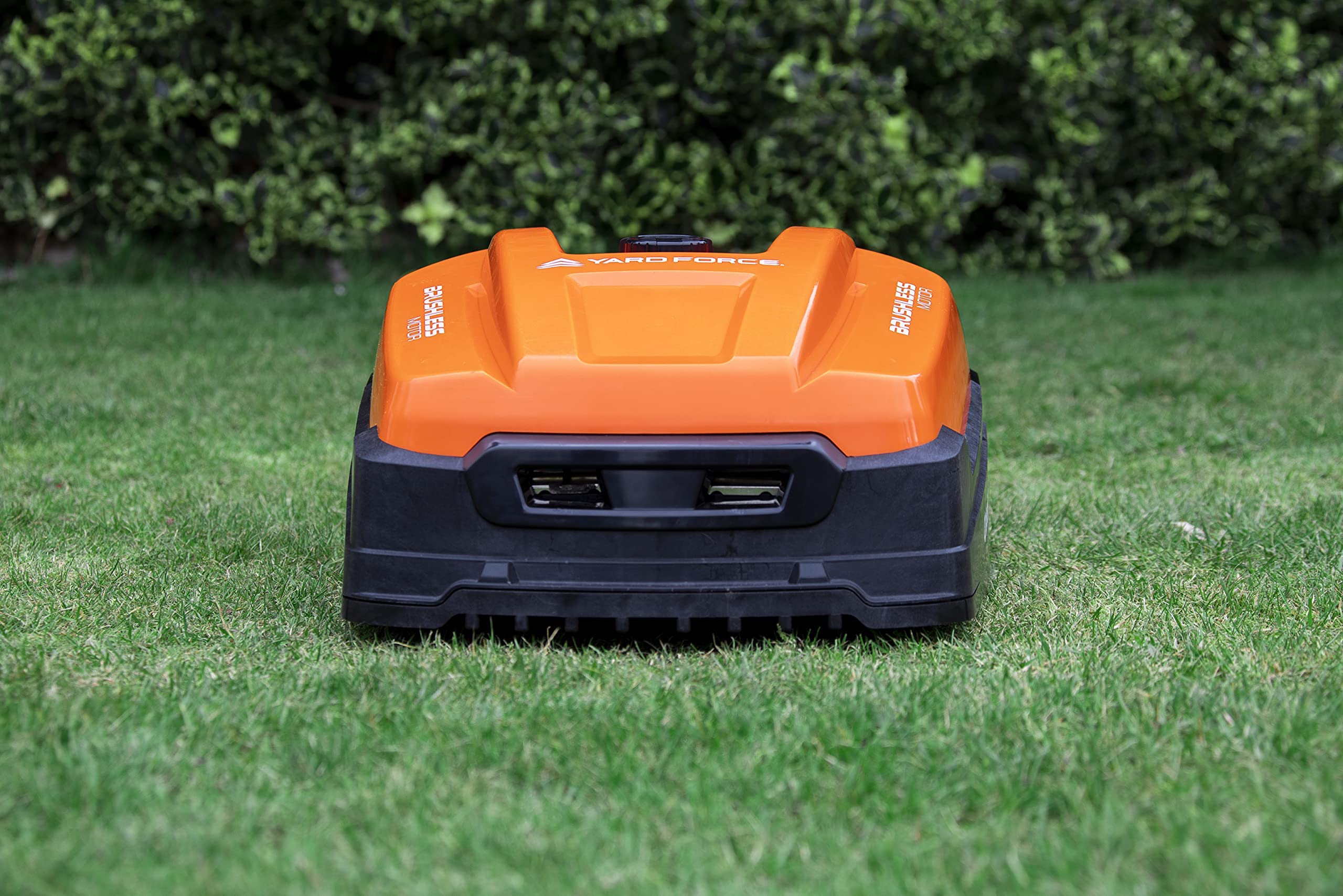 2025 Yard Force Robotmaaier SA900ECO, geschikt voor gazons tot 900 m2, met graskantensnijder, regensensor en borstelloze motor, 28 V, zwart/oranje