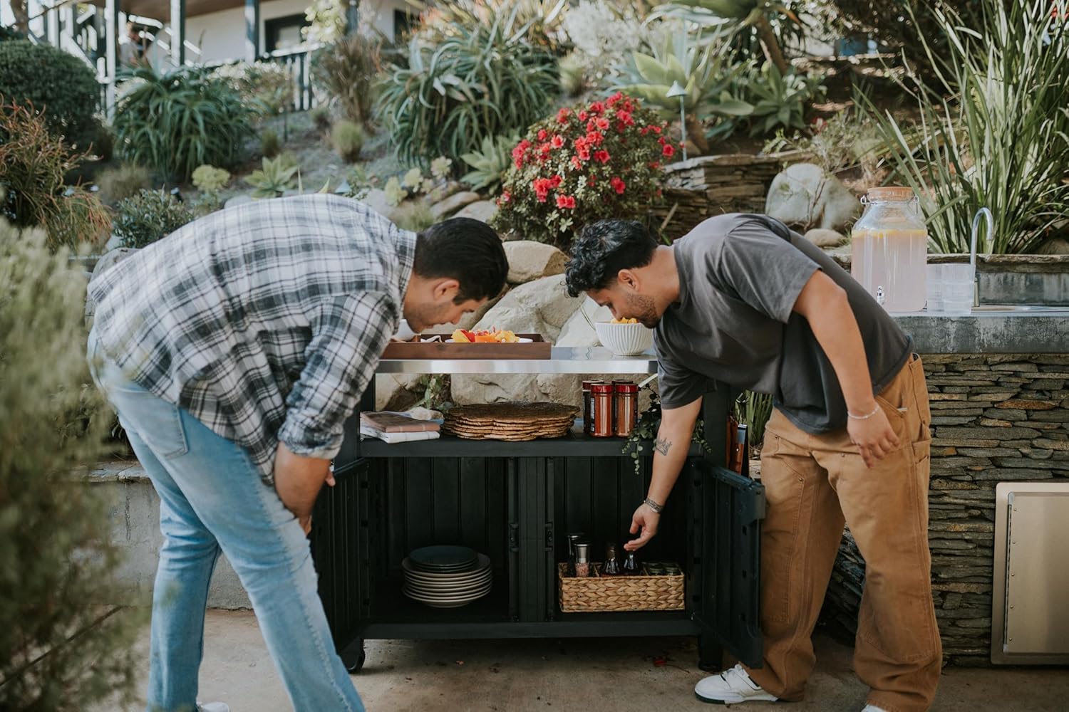 Keter Outdoor Rolling Table Cart voor voedselbereiding, opslag, bar en grill, donkerbruin