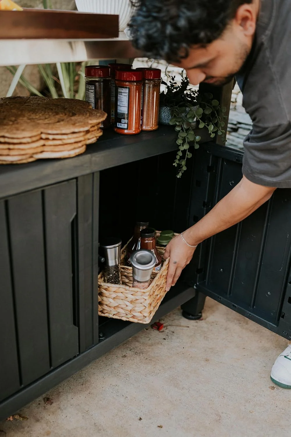 Keter Outdoor Rolling Table Cart voor voedselbereiding, opslag, bar en grill, donkerbruin