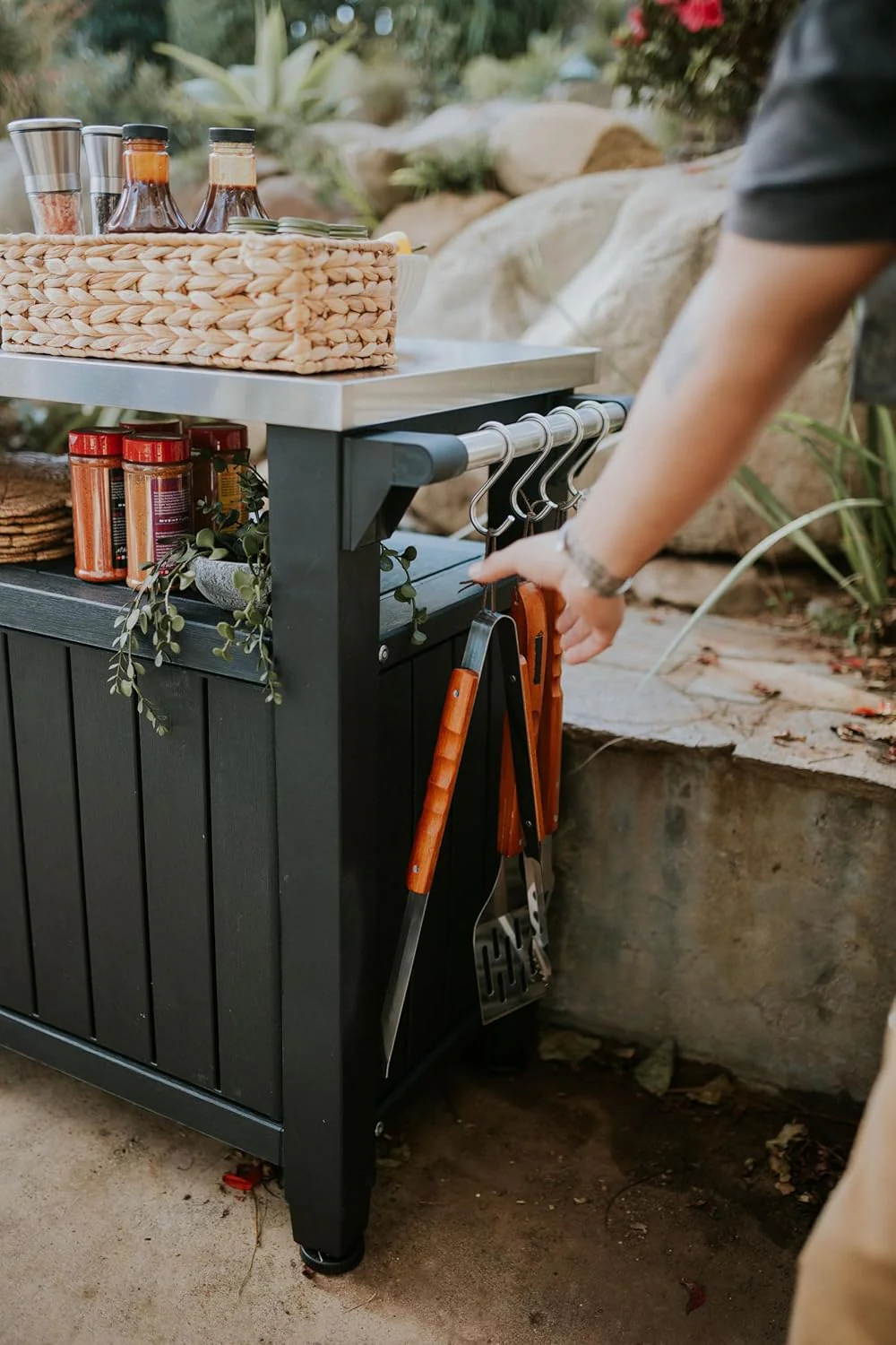 Keter Outdoor Rolling Table Cart voor voedselbereiding, opslag, bar en grill, donkerbruin