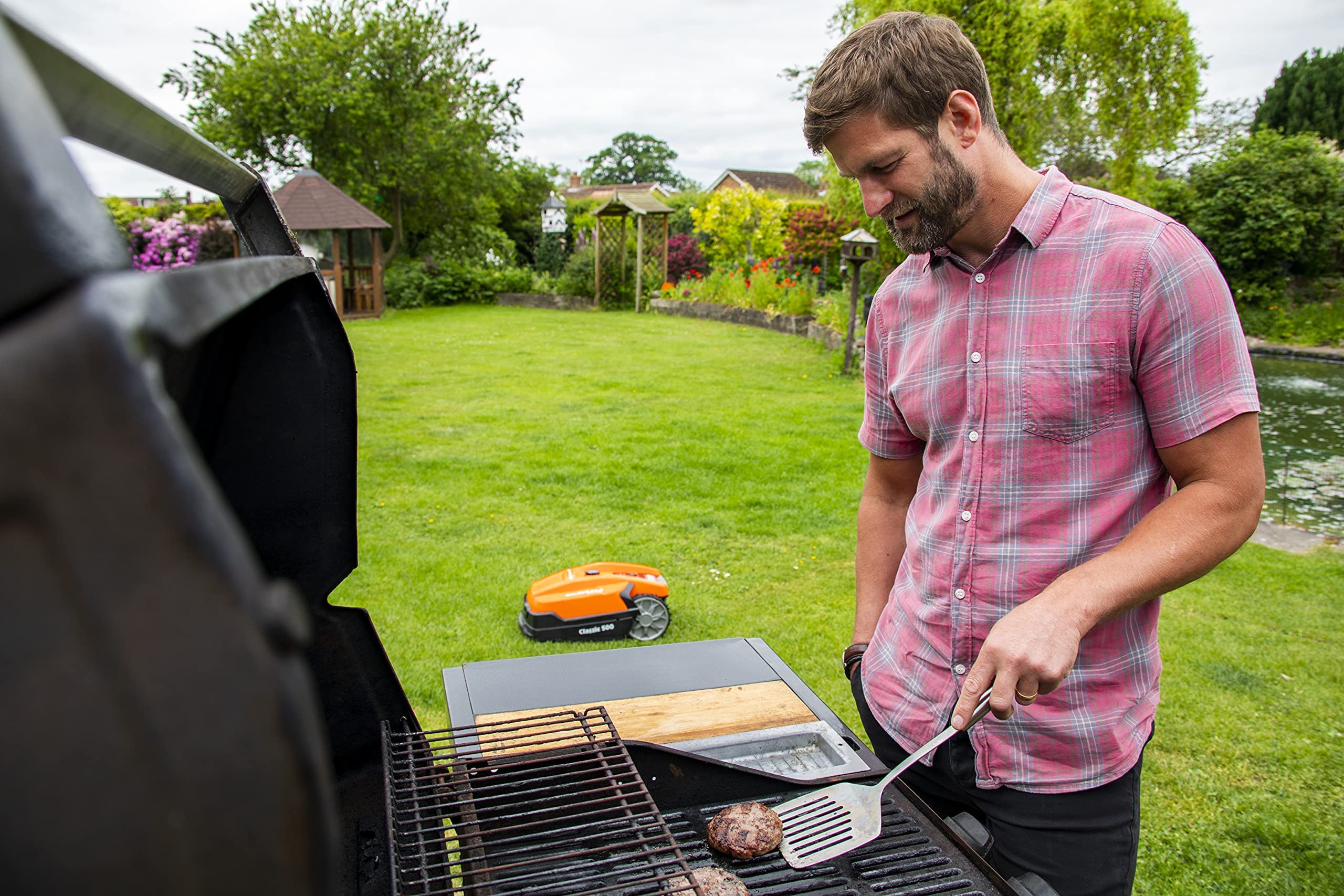 2025 Yard Force Robotmaaier SA900ECO, geschikt voor gazons tot 900 m2, met graskantensnijder, regensensor en borstelloze motor, 28 V, zwart/oranje
