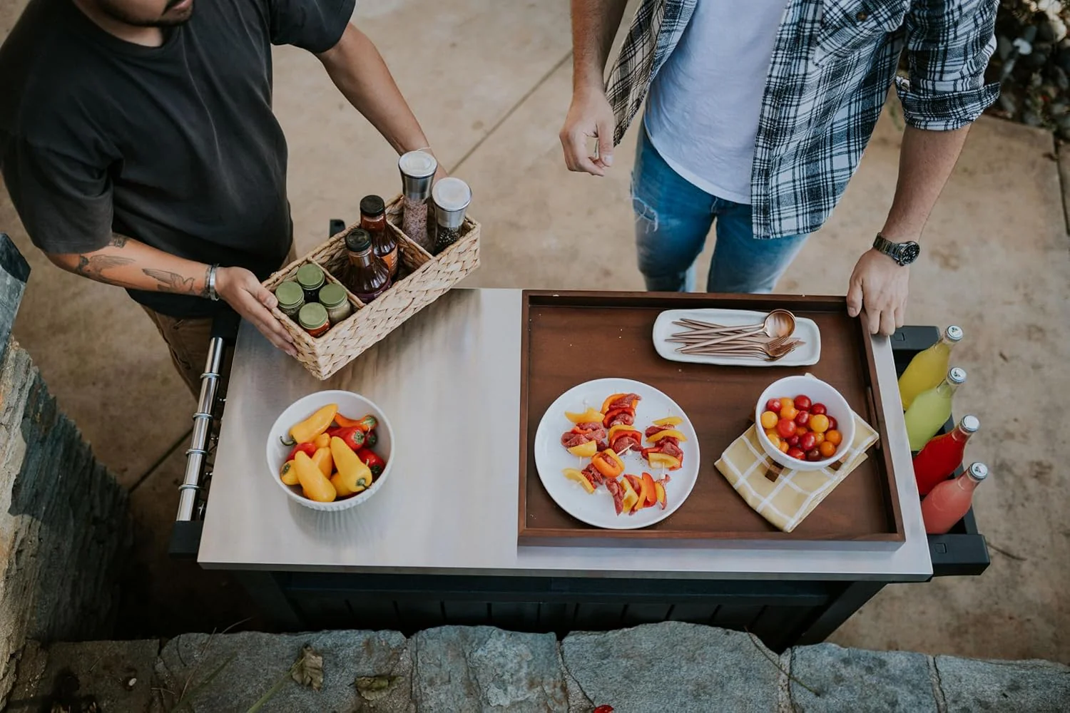 Keter Outdoor Rolling Table Cart voor voedselbereiding, opslag, bar en grill, donkerbruin