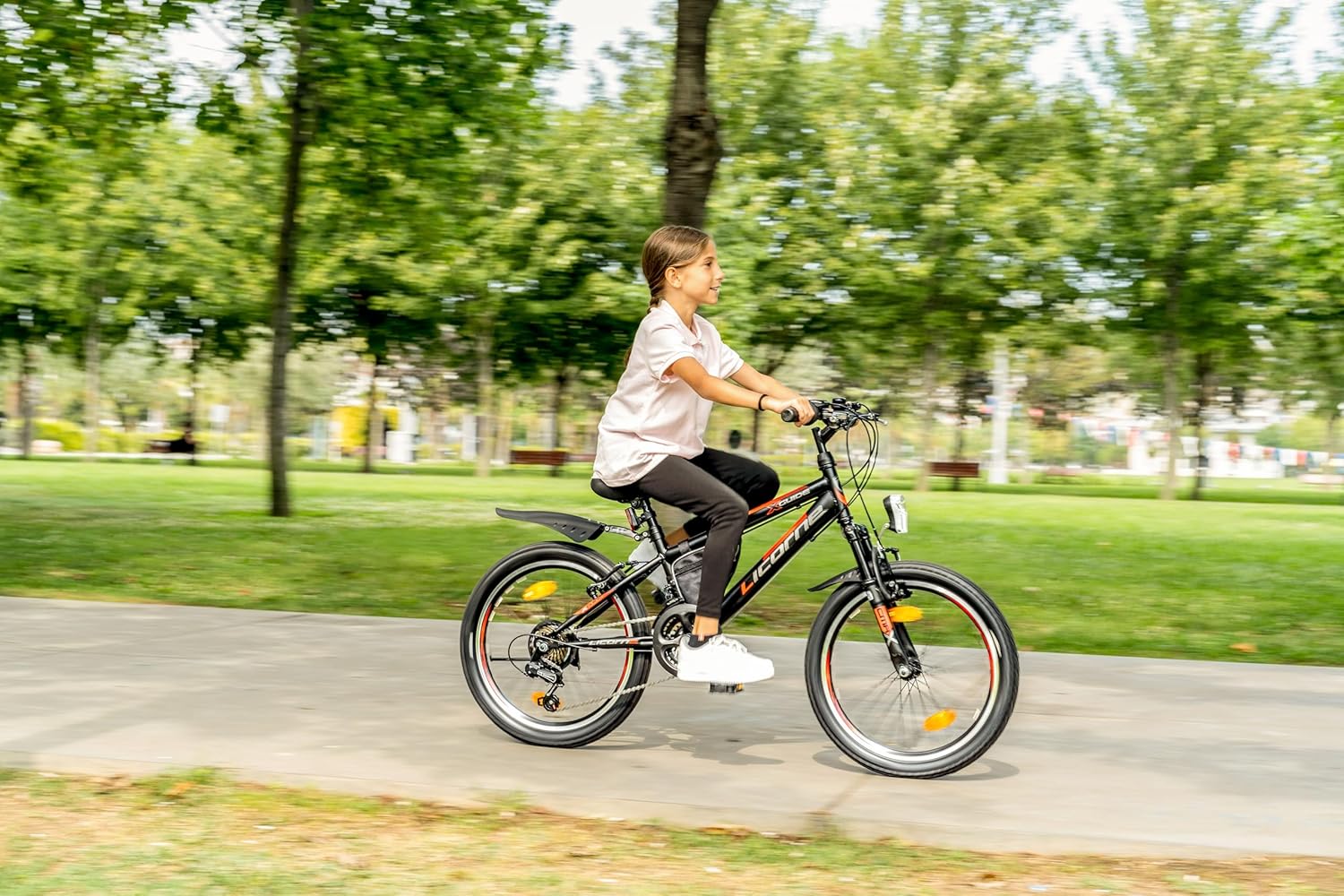 Licorne Bike Mountain Bike Guide for Girls, Boys, Women and Men, Shimano 21-Speed Gear