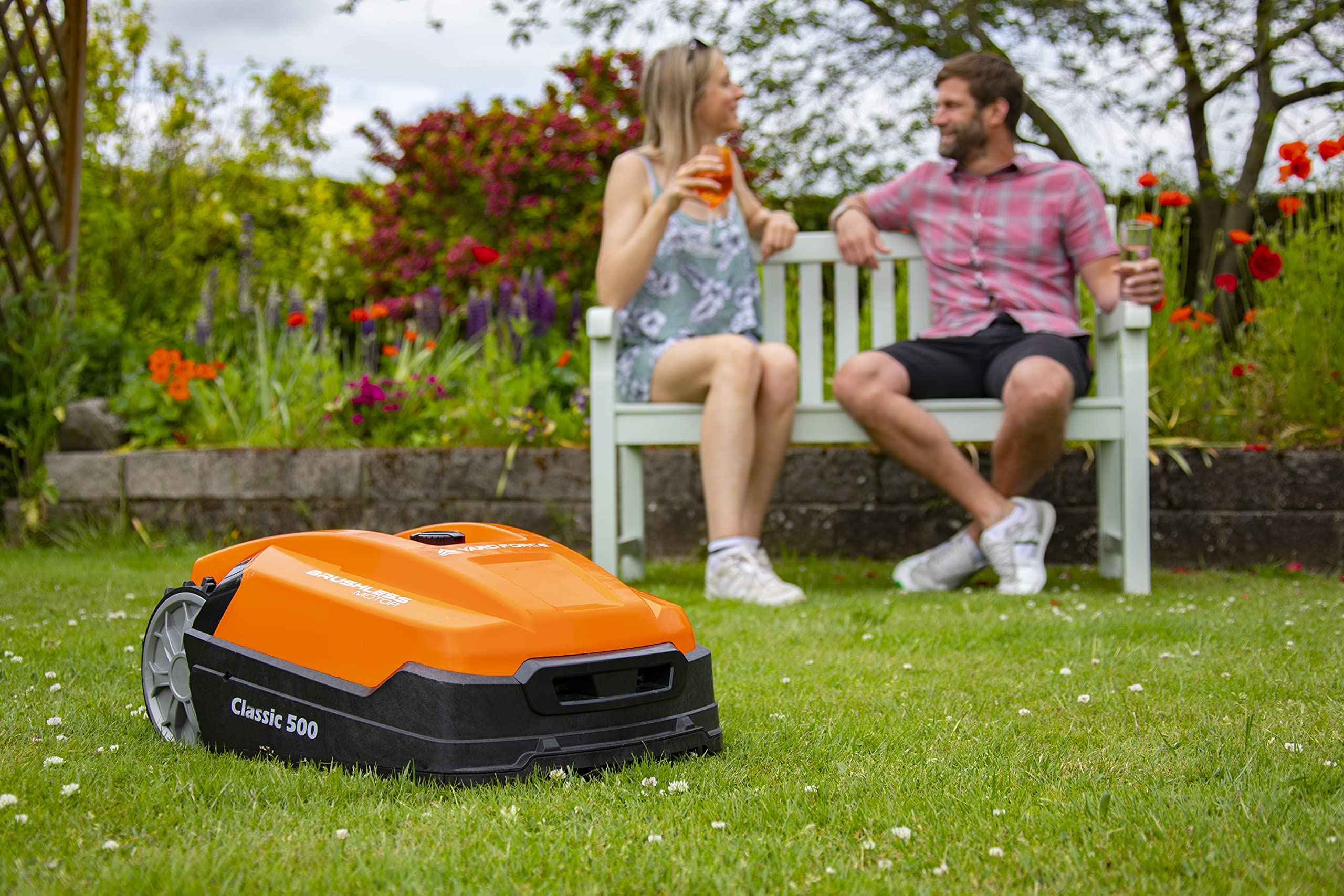 2025 Yard Force Robotmaaier SA900ECO, geschikt voor gazons tot 900 m2, met graskantensnijder, regensensor en borstelloze motor, 28 V, zwart/oranje