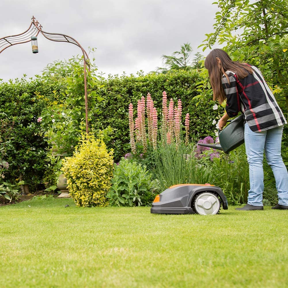 2025 Yard Force Robotmaaier SA900ECO, geschikt voor gazons tot 900 m2, met graskantensnijder, regensensor en borstelloze motor, 28 V, zwart/oranje