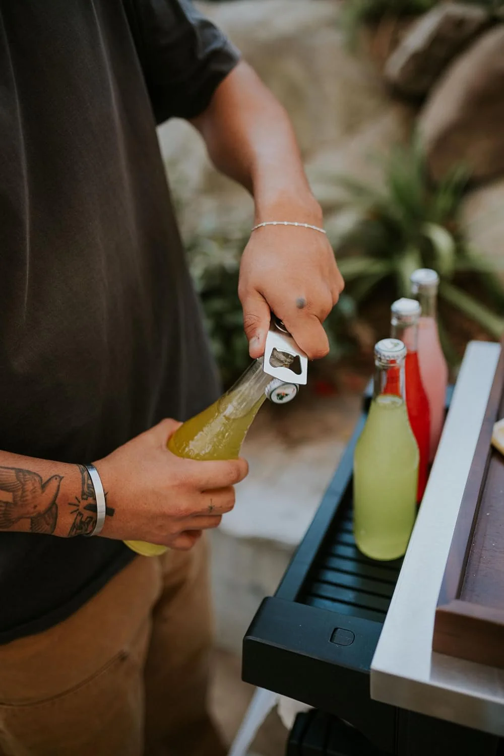 Keter Outdoor Rolling Table Cart voor voedselbereiding, opslag, bar en grill, donkerbruin