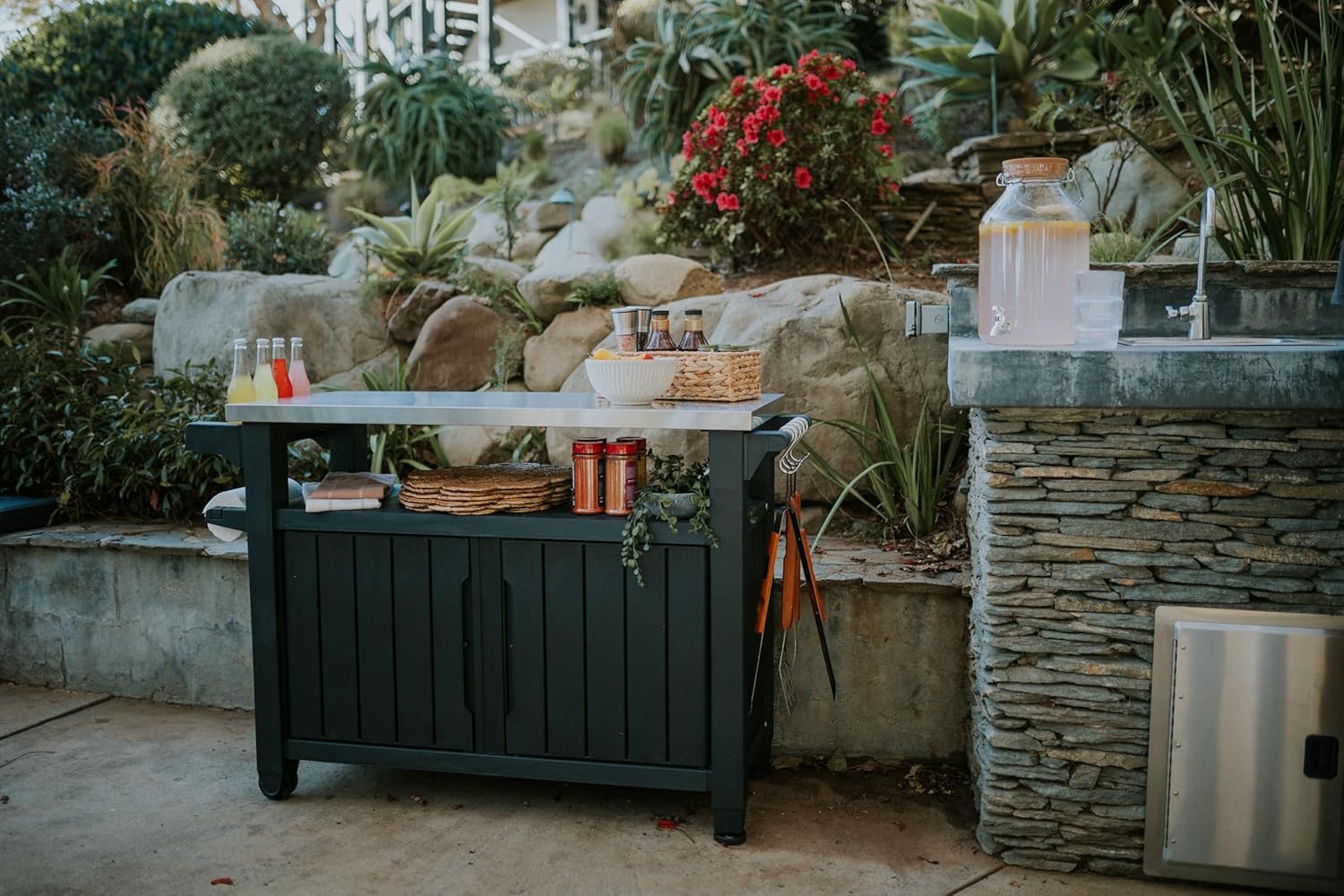 Keter Outdoor Rolling Table Cart voor voedselbereiding, opslag, bar en grill, donkerbruin