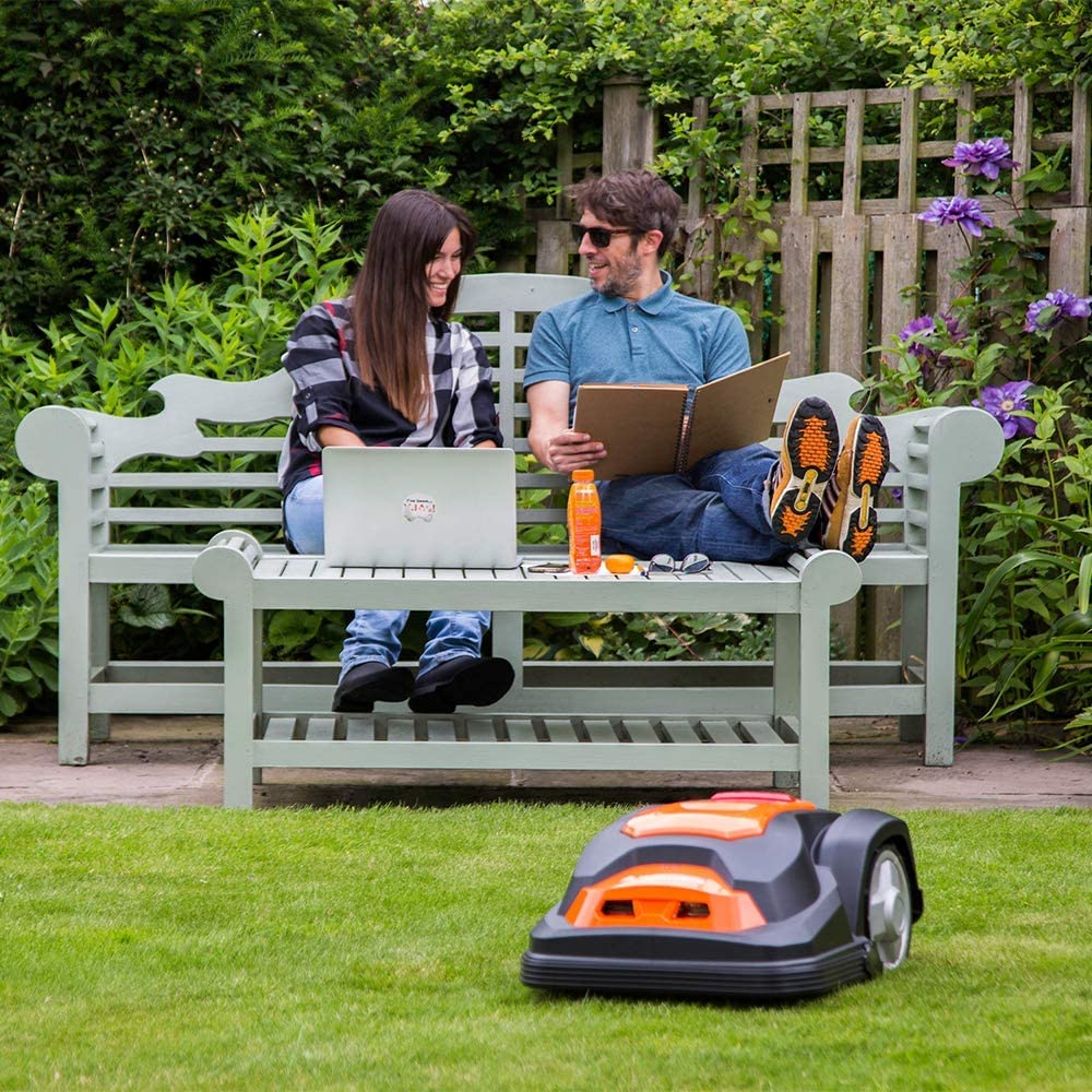 2025 Yard Force Robotmaaier SA900ECO, geschikt voor gazons tot 900 m2, met graskantensnijder, regensensor en borstelloze motor, 28 V, zwart/oranje