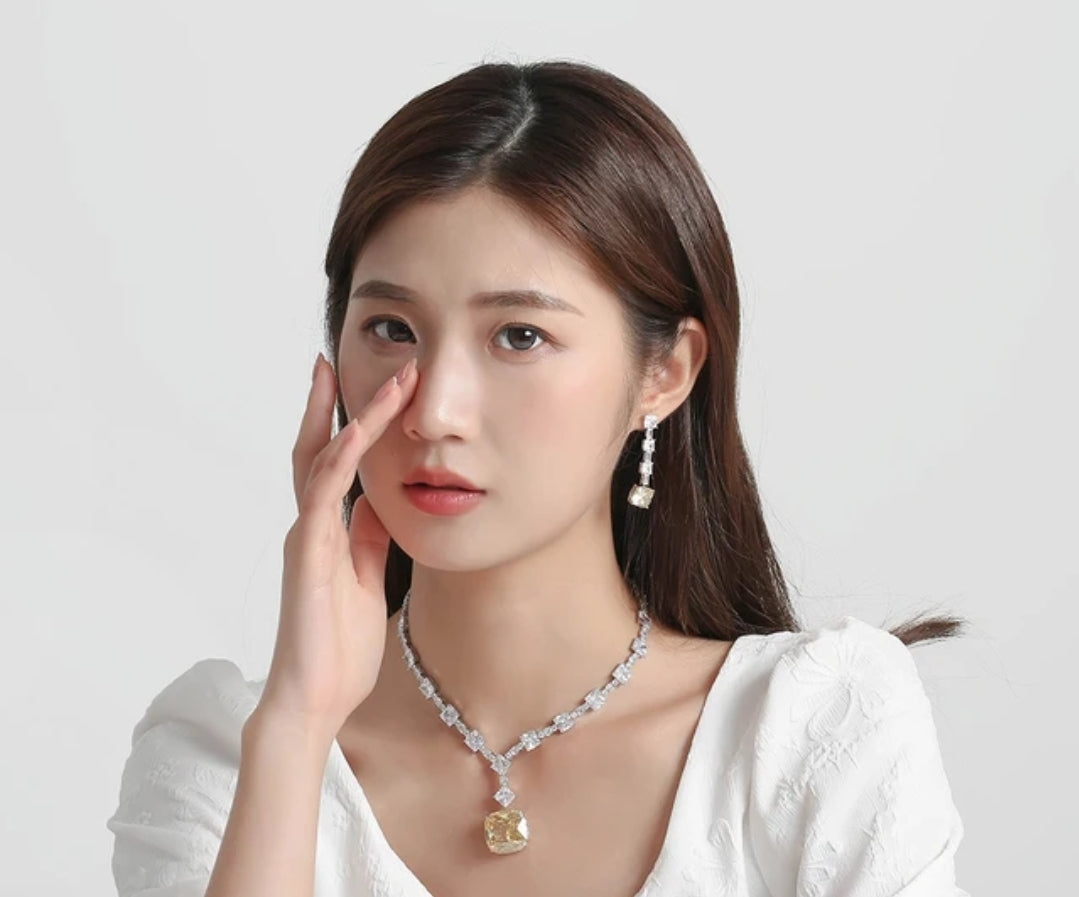 Diamond Veneer Cubic Zirconia Necklace Pendant. 826N100