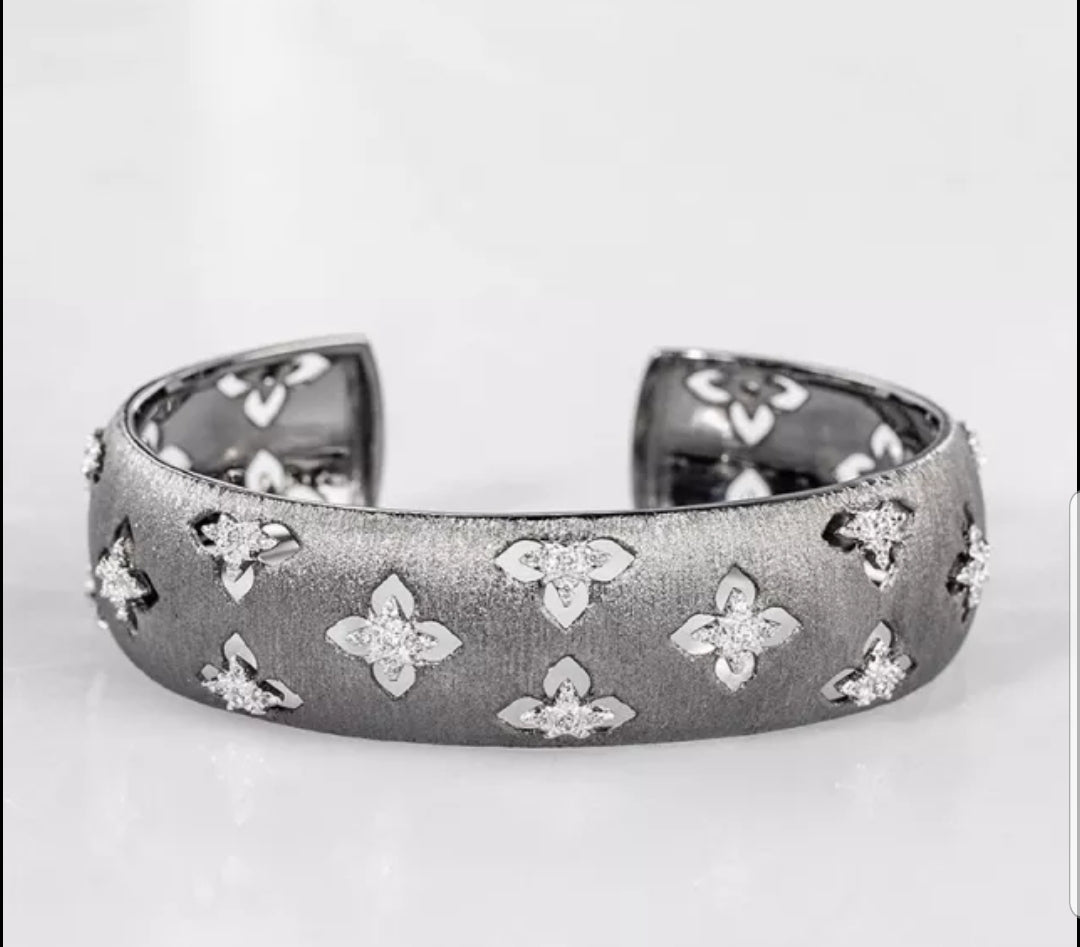 Inspired Italian design satin open Bangle. 831B104