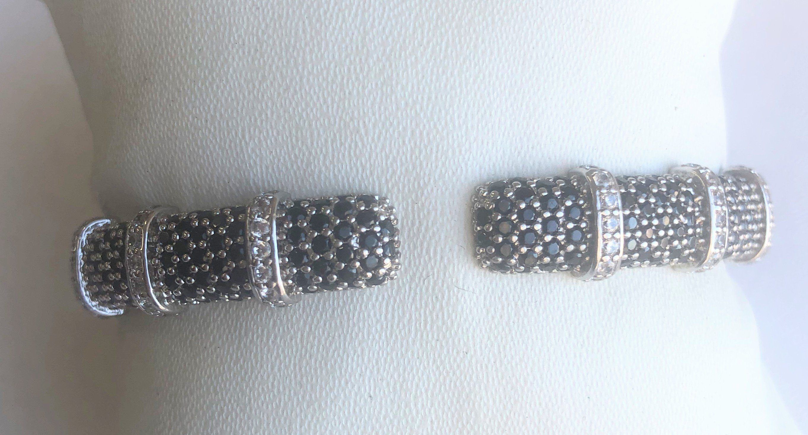 Face-off Zirconite Cubic Zirconia Hinged Bangle Bracelet. 698B10CZ