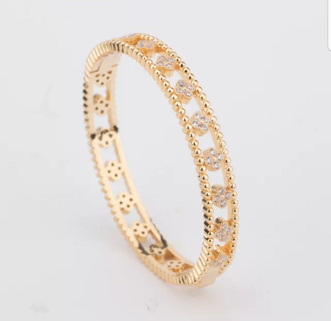 Clover stations Zirconite Cubic Zirconia Bangle Bracelet.655B1080