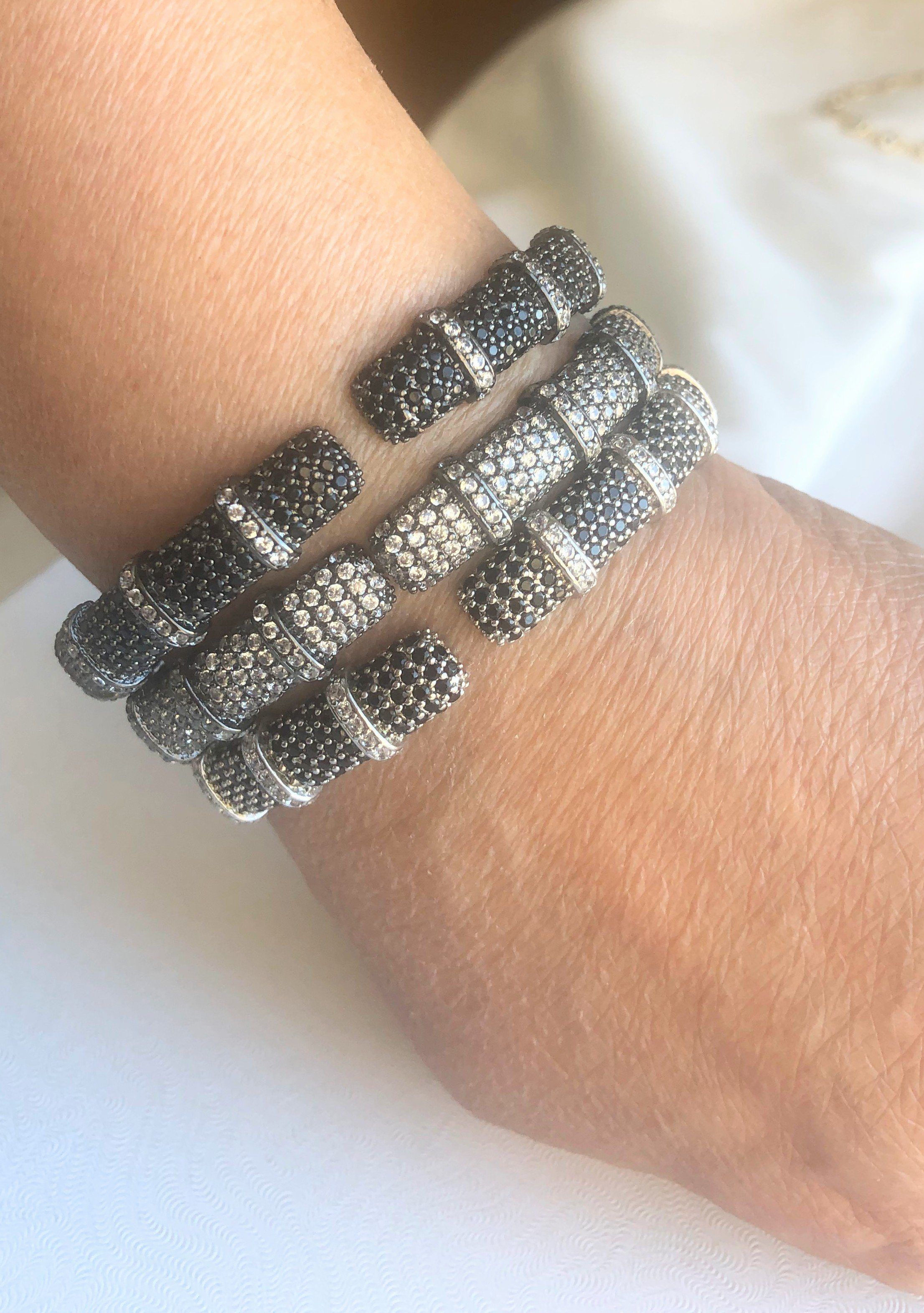 Face-off Zirconite Cubic Zirconia Hinged Bangle Bracelet. 698B10CZ