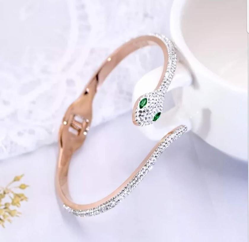 Face-off Snake Crystals Stainless Steel hinged Bangle Bracelet. 655B4