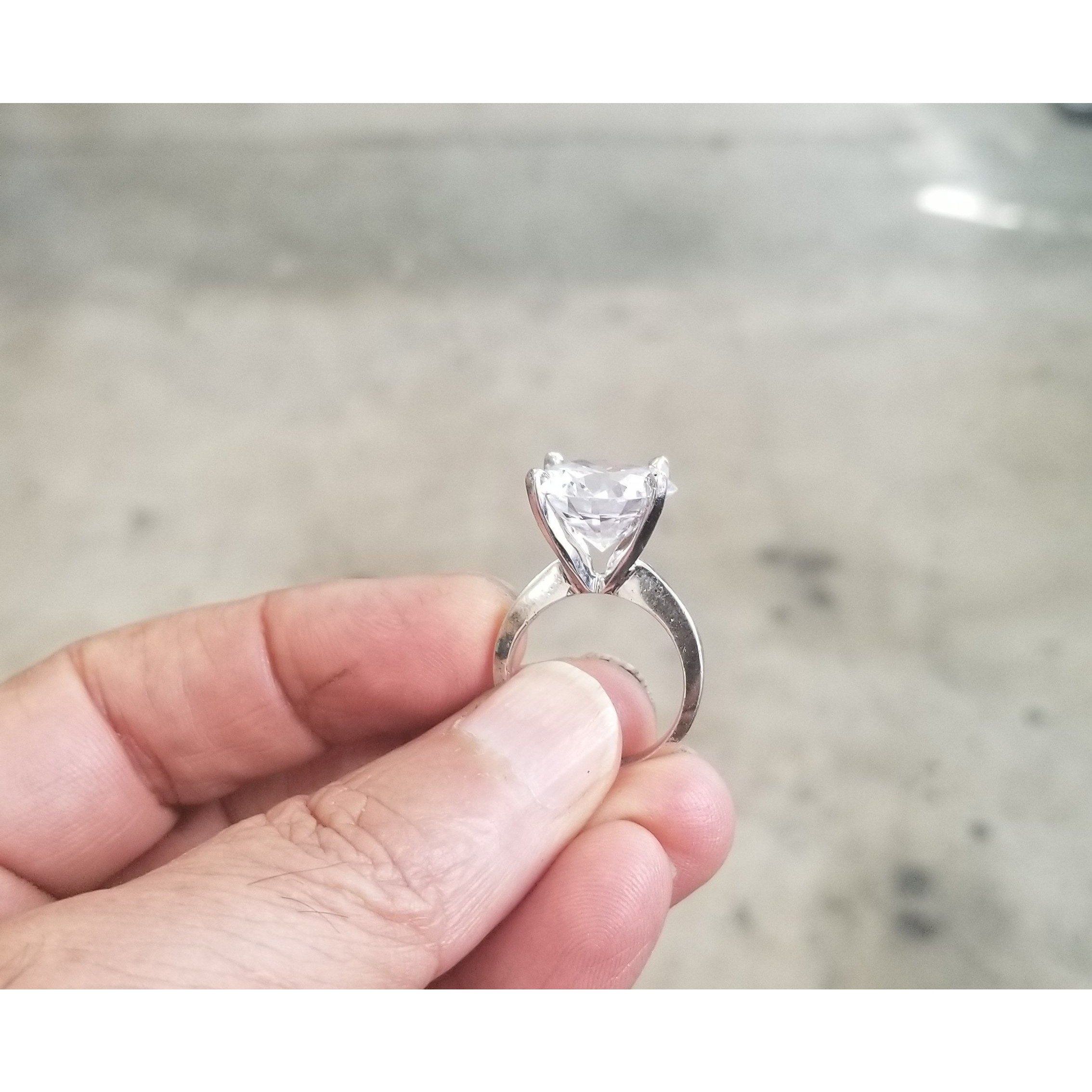 Round Solitaire Diamond Veneer Cubic zirconia Ring. 635R166A