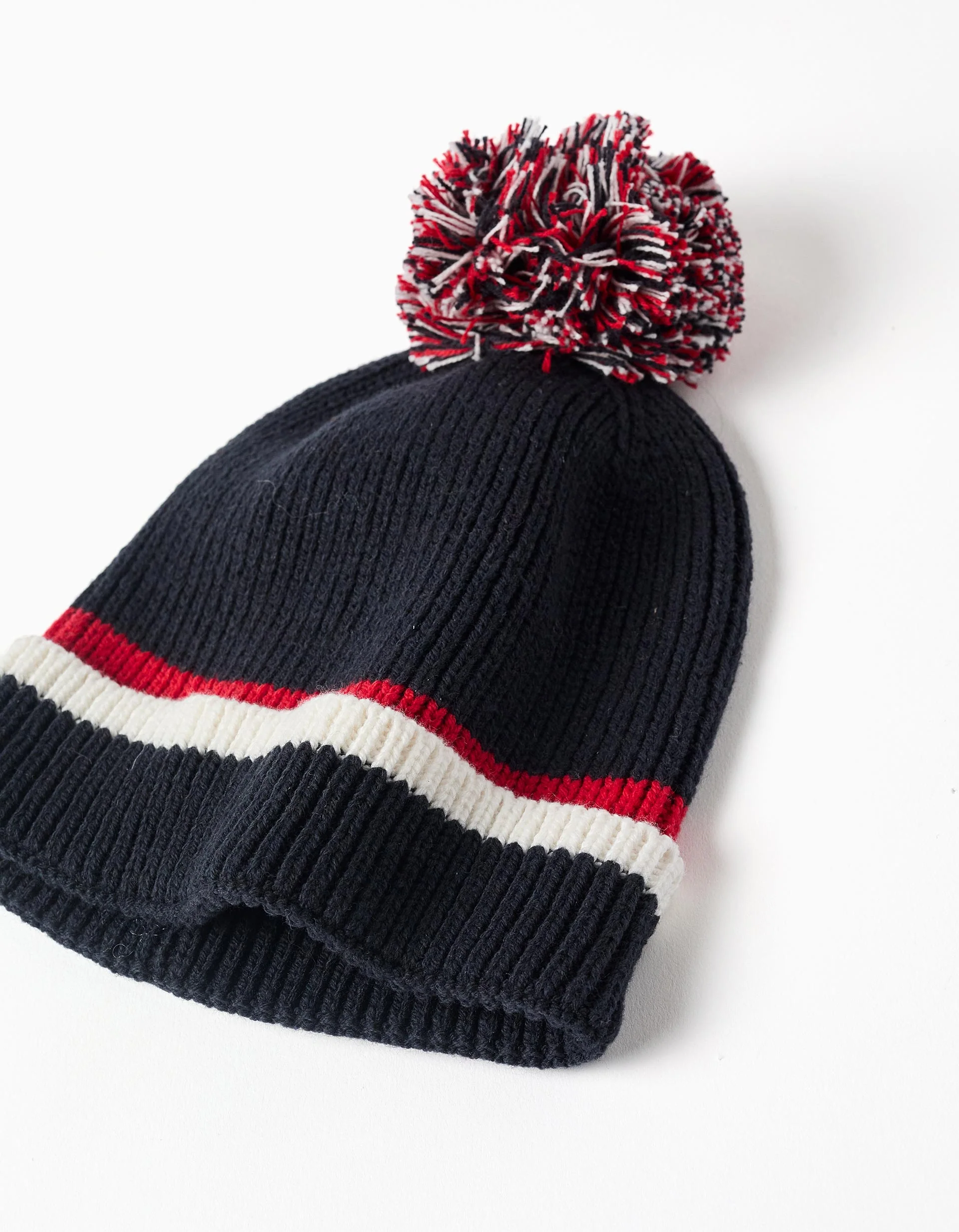 Ribbed knitted beanie with pompon for boys, dark blue/red/white