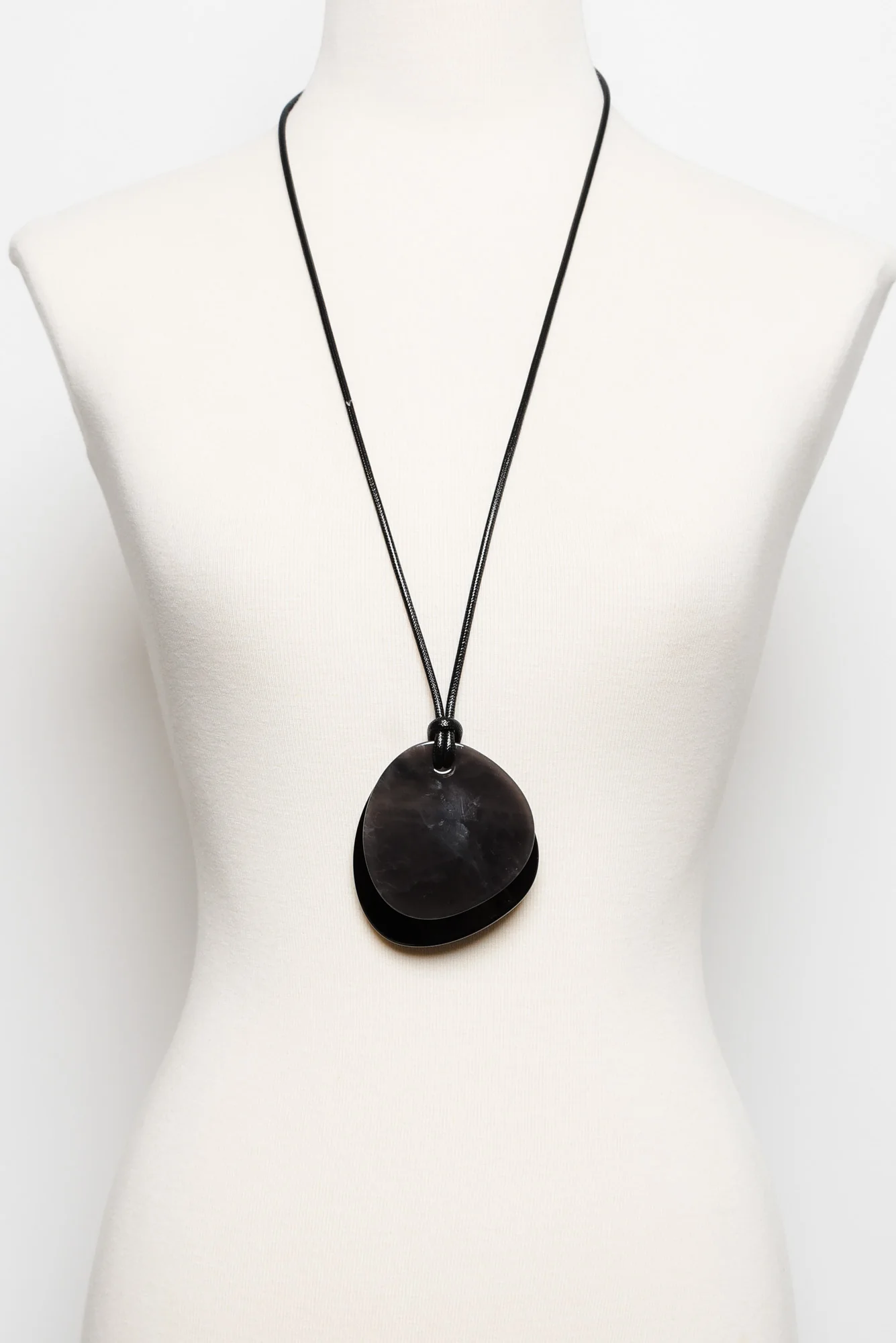 Obre Black Oval Pendant Necklace